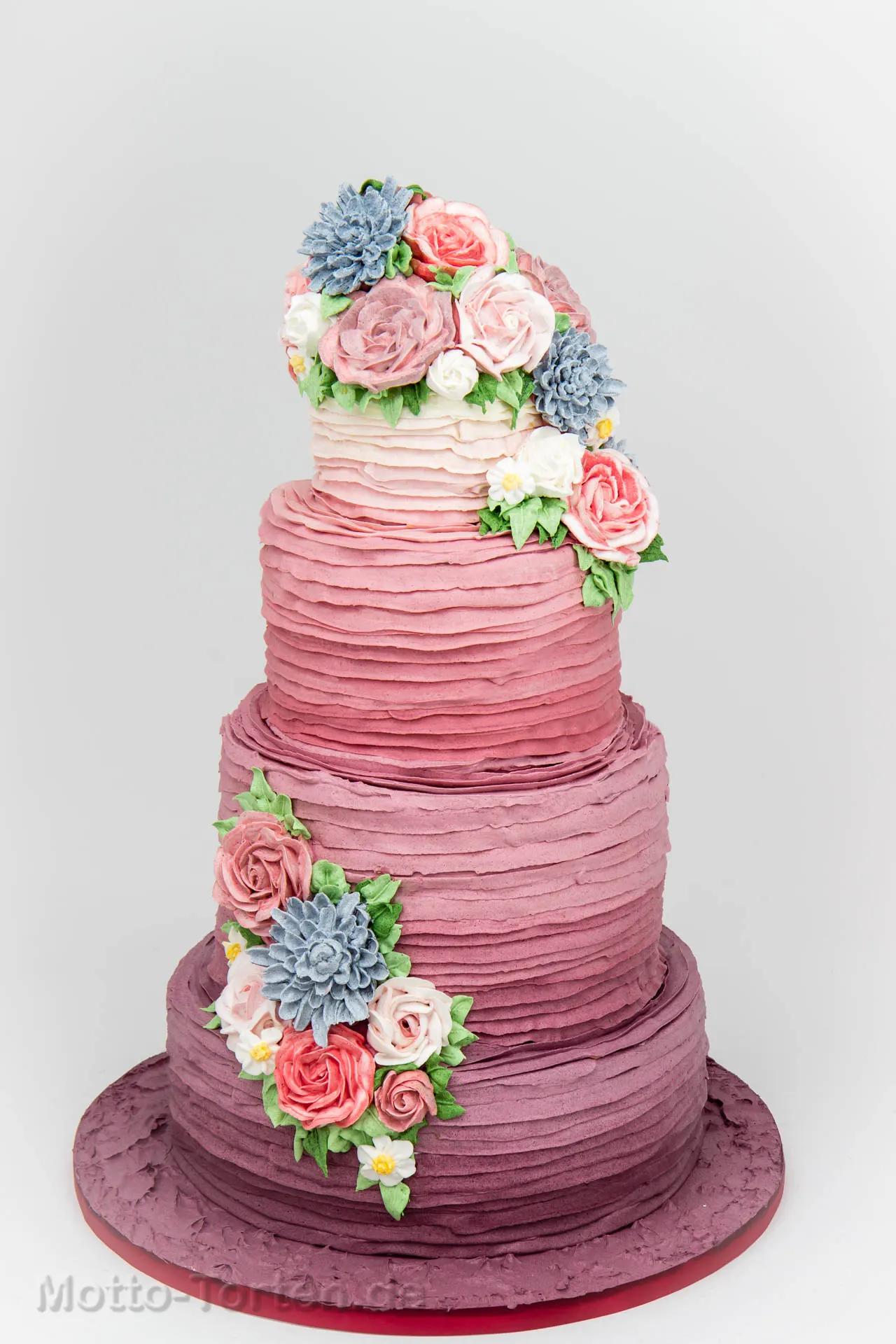 Vierstöckige Hochzeitstorte mit Buttercreme im Ombré-Farbverlauf von Beere bis Cremeweiß
