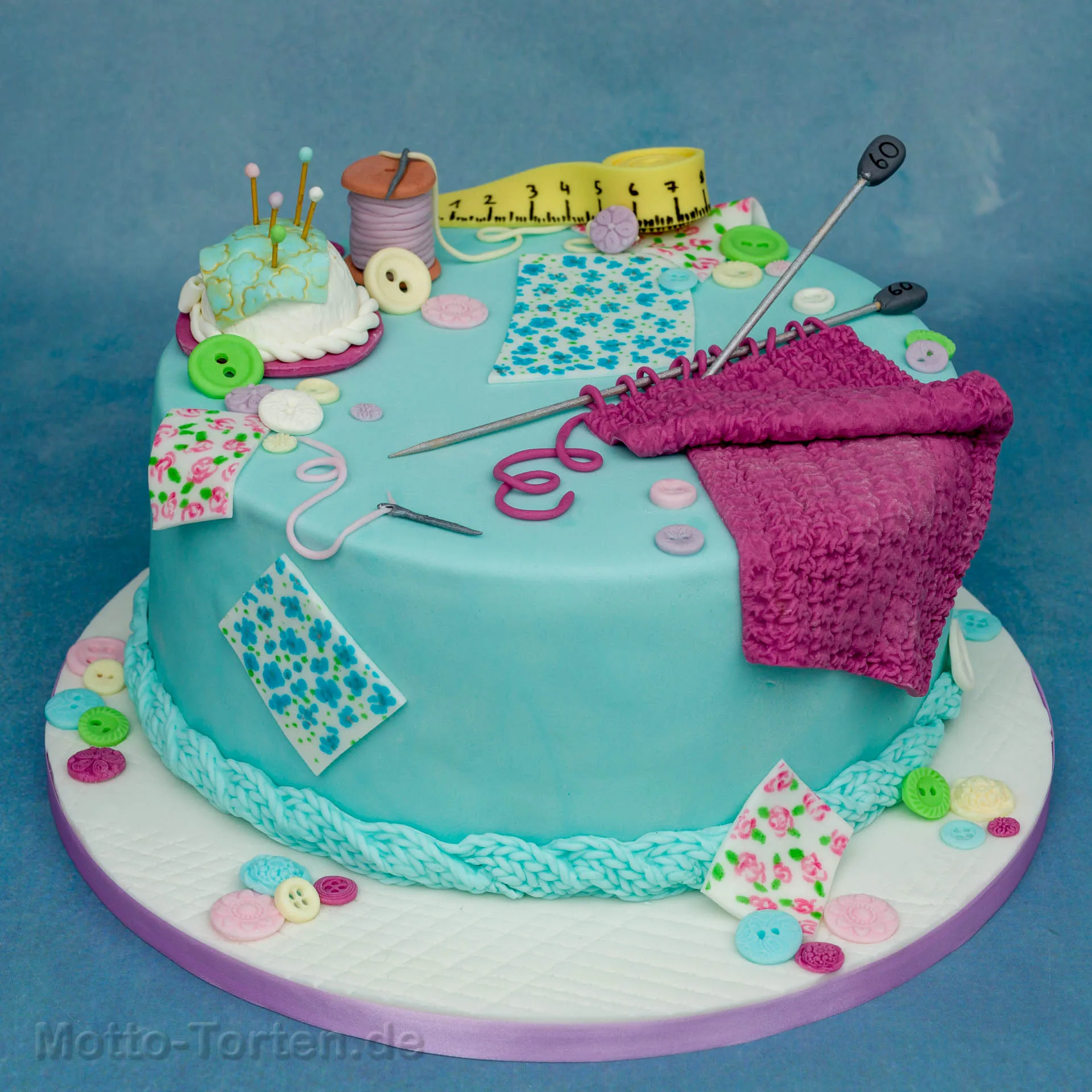 Geburtstagstorte mit Handarbeits-Motiven aus Wolle und Stricknadeln