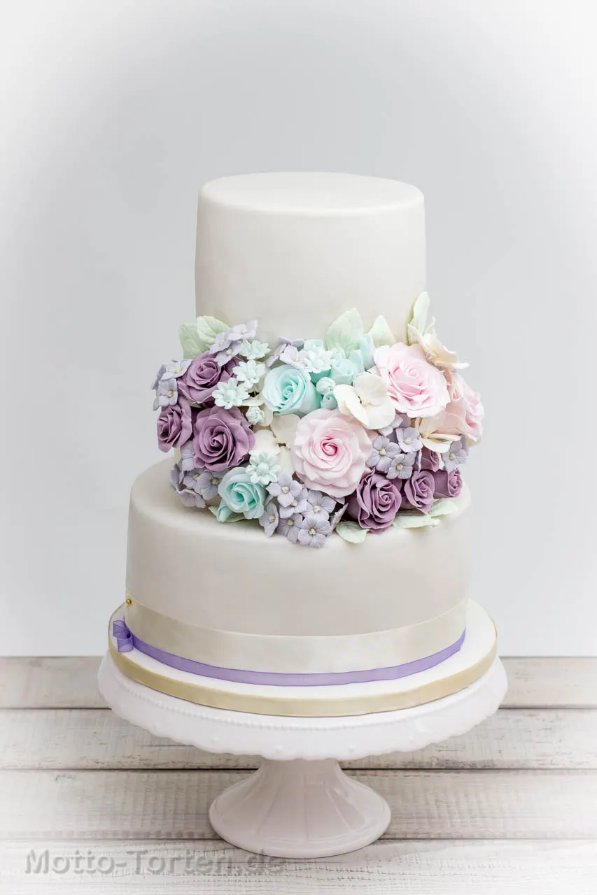 Vintage-Hochzeitstorte mit pastellfarbenem Blumenbukett