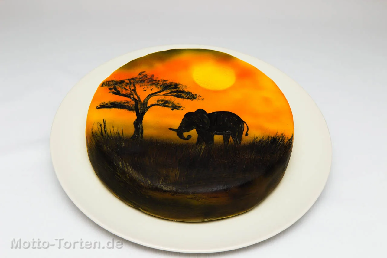 Torte mit gemaltem afrikanischem Sonnenuntergang, Akazie und Tiersilhouetten