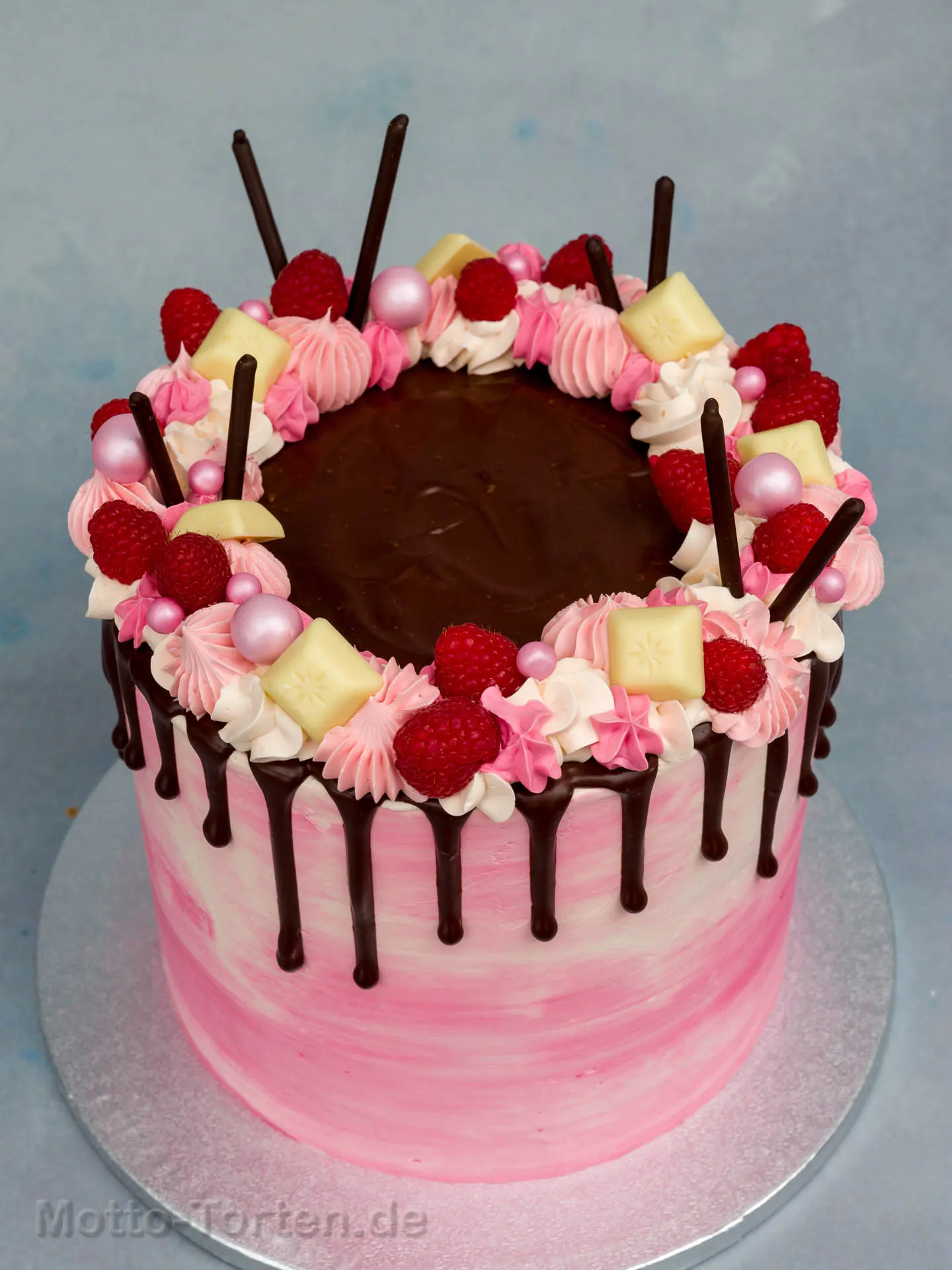 Rosafarbener Drip Cake mit Buttercreme