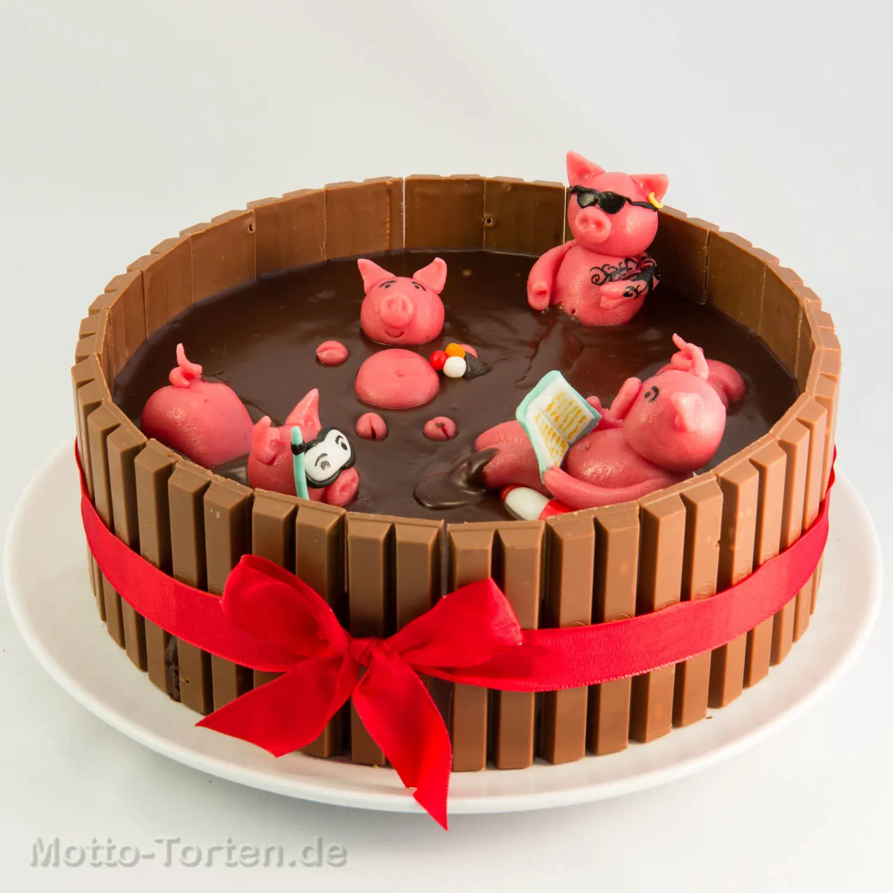 Humorvolle Torte mit modellierten Schweinen im Schlamm