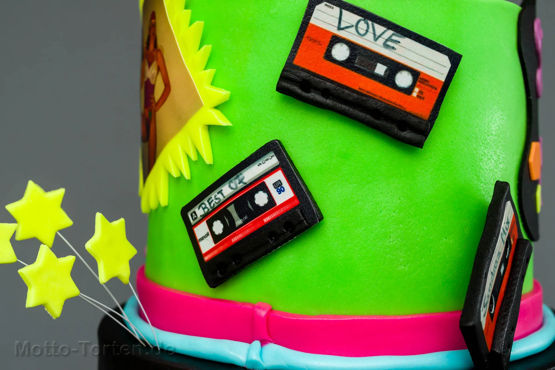 Bunte Geburtstagstorte im Stil der 80er-Jahre – Ansicht 2