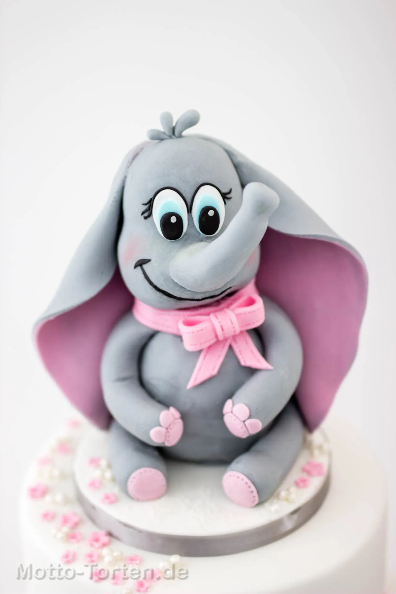 Rosa Babytorte mit modelliertem Elefanten – Ansicht 2