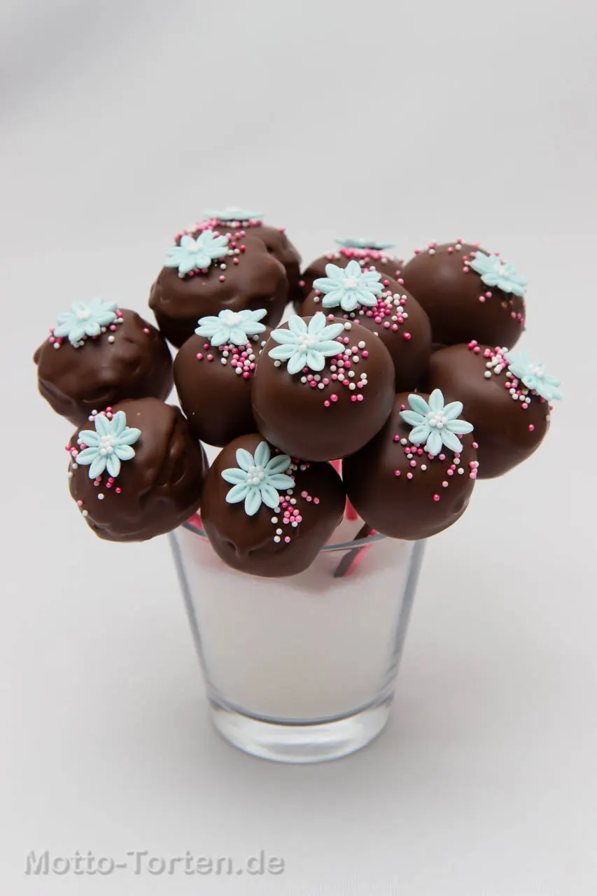 Schokoladen-Cakepops mit rosa Schmetterlingen und Fähnchen mit der Aufschrift „Zur Taufe“ – Ansicht 2