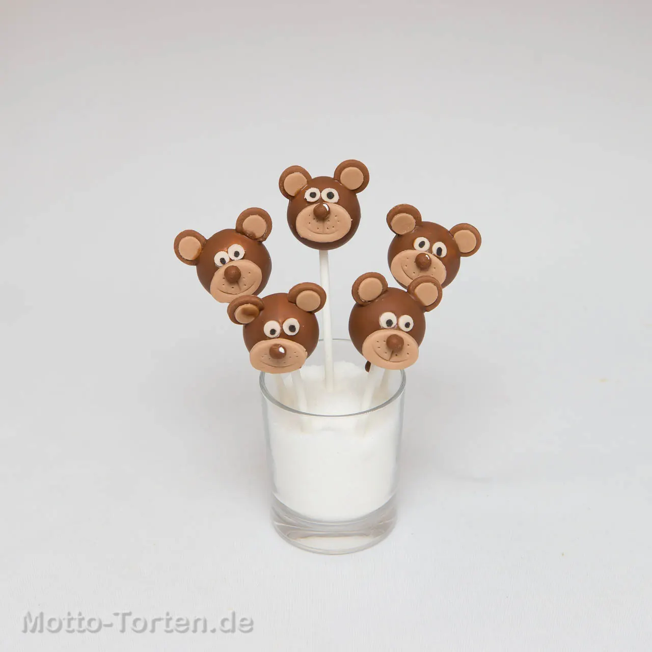 Cakepops in Limettengrün mit pastellfarbenen Zuckerblüten und rosa Perlen – Ansicht 2