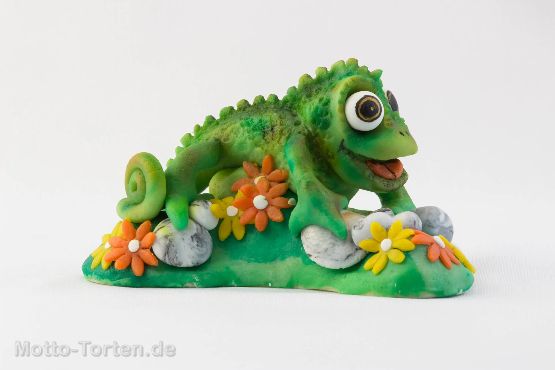 Handmodelliertes Chamäleon aus Fondant mit strukturierter Haut und eingerolltem Schwanz – Ansicht 2