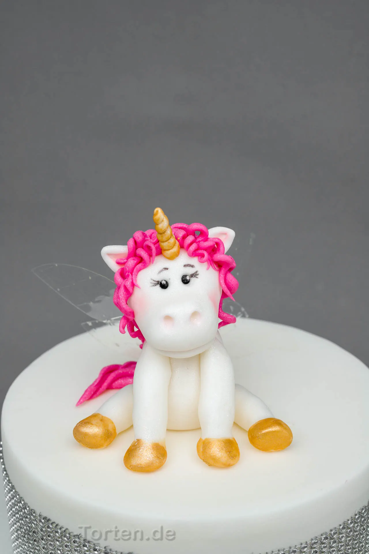 Handmodellierte Einhorn-Figur aus Fondant – Ansicht 2