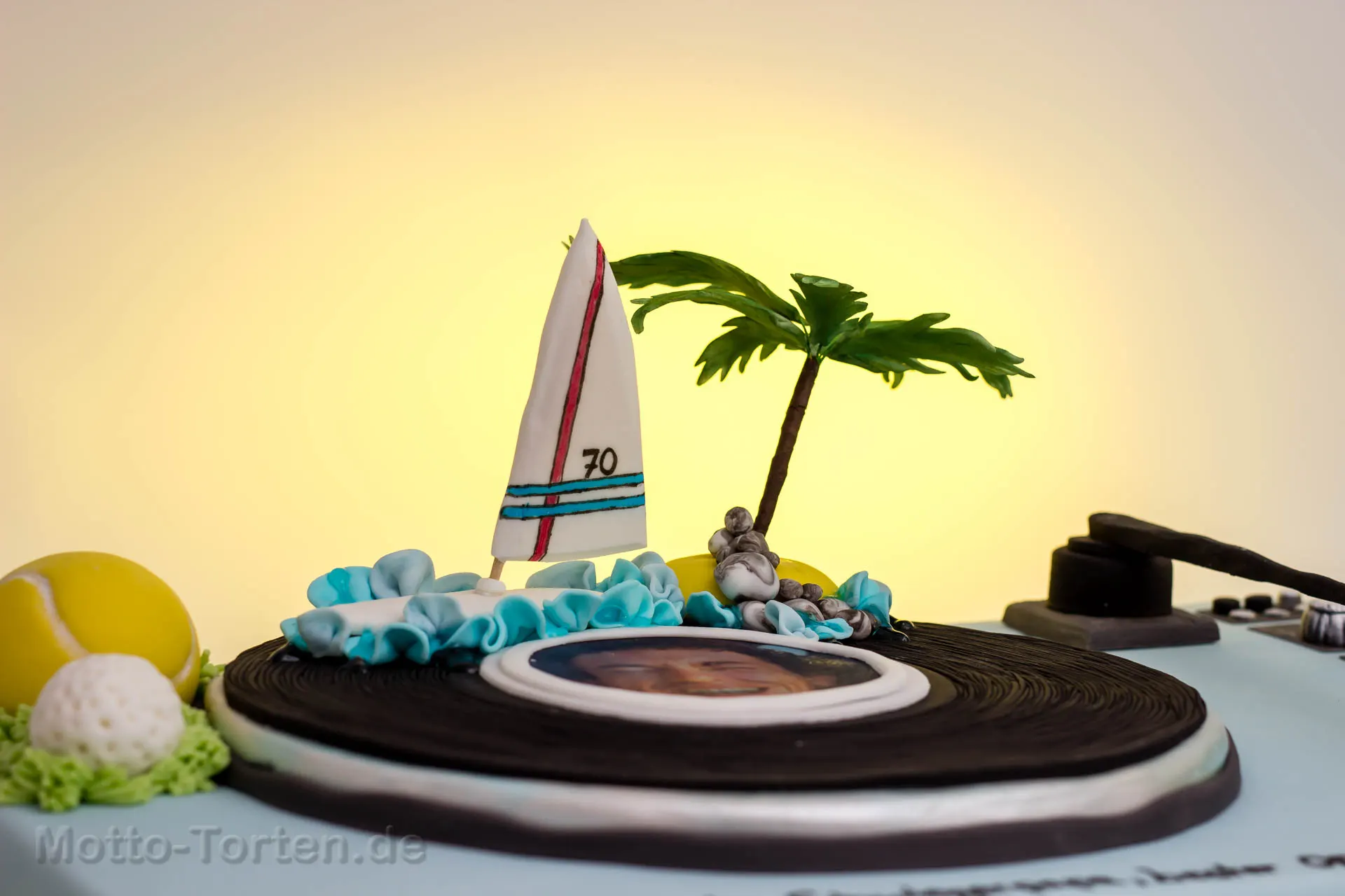 Detailfoto Surfbrett und Palme aus Fondant