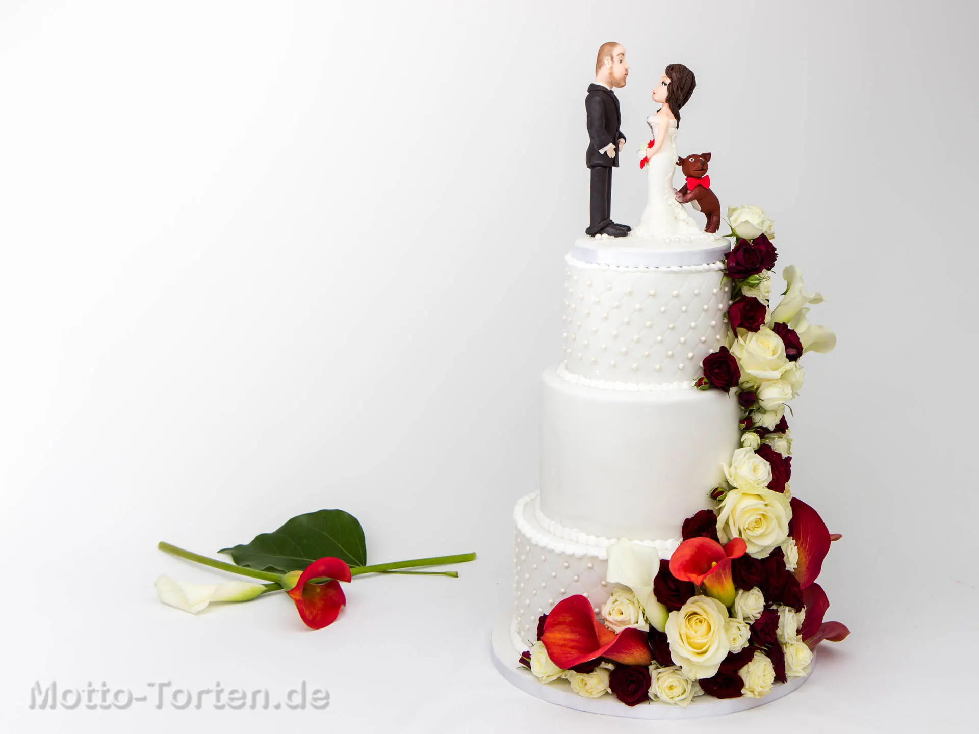 Zeitlose Hochzeitstorte mit echten Blüten