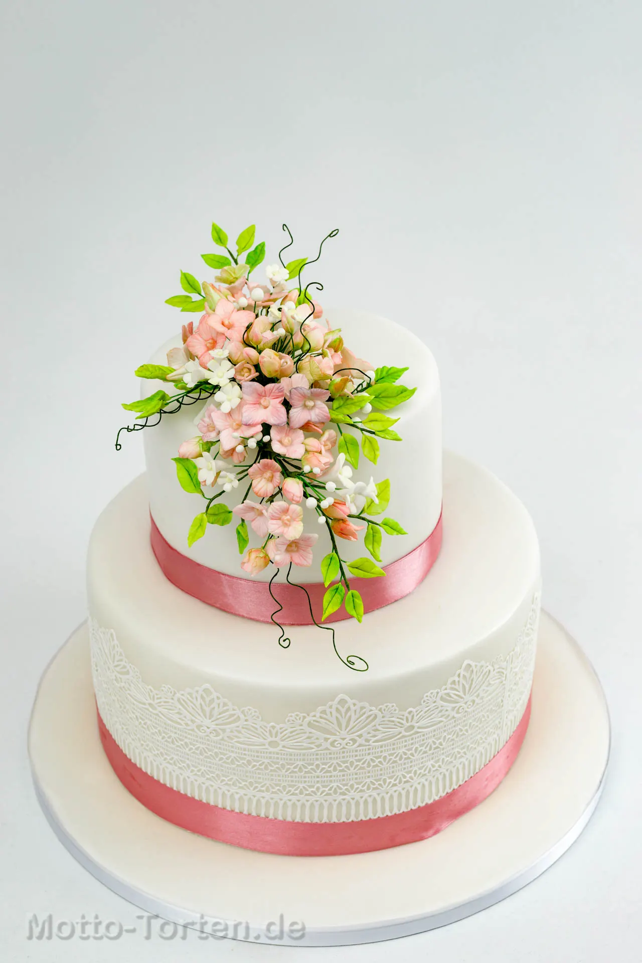 Hochzeitstorte mit feinem Blütendekor