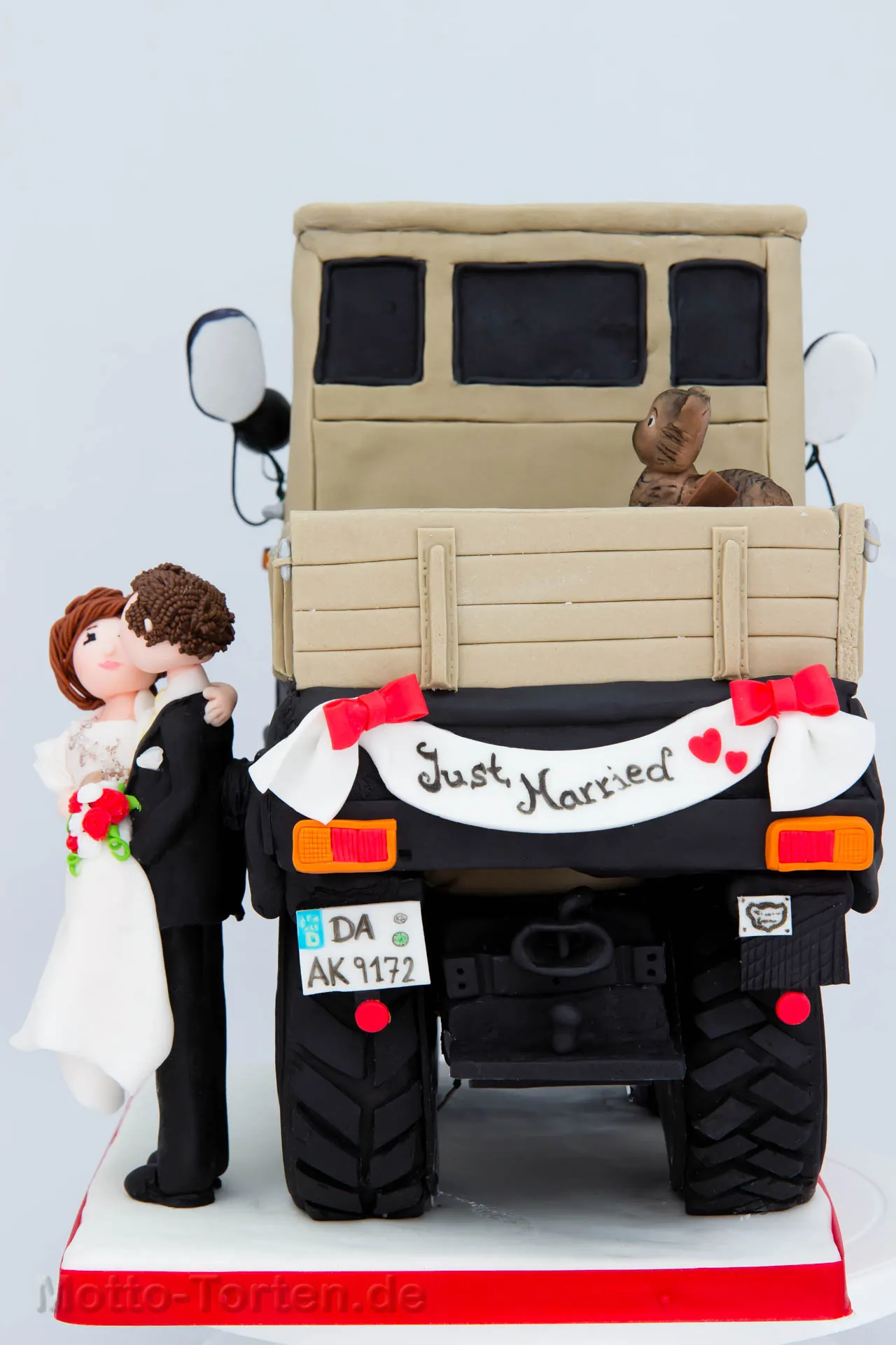 Unimog und Brautpaar aus Fondant modelliert