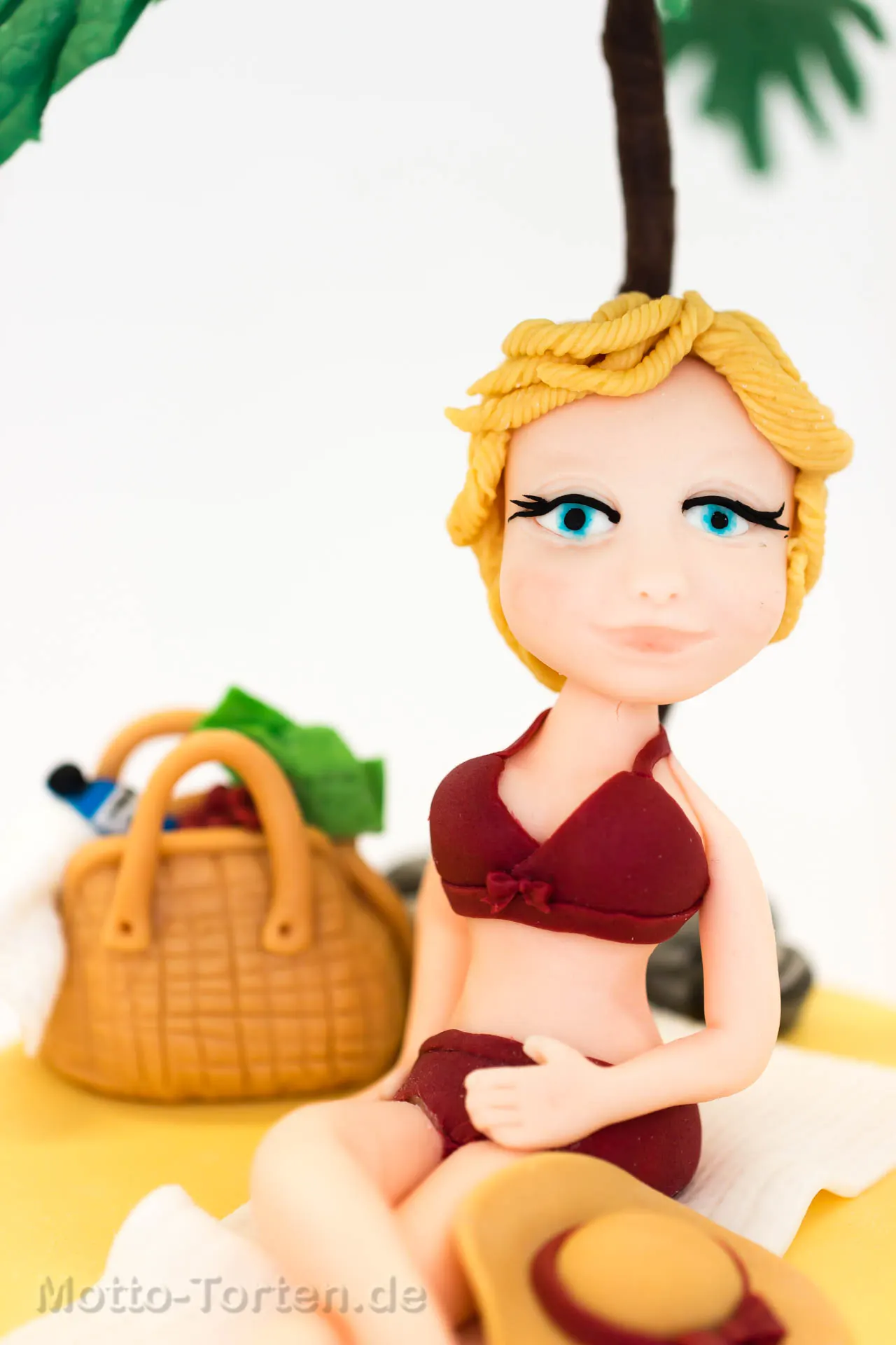 Detailaufnahme Dame im Bikini aas Fondant modelliert