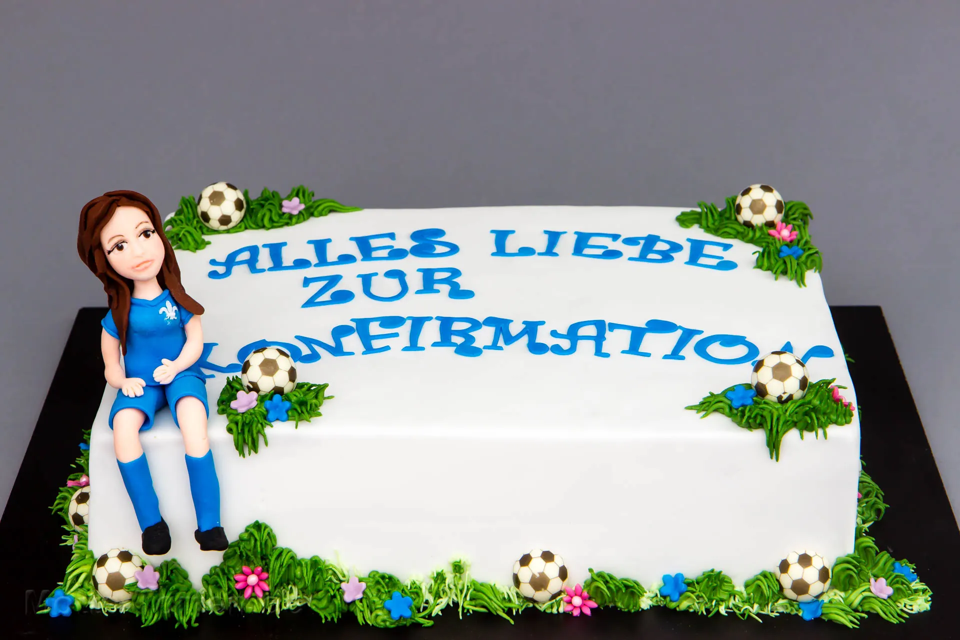Handmodellierte Fondantfigur eines Mädchens im Fußballtrikot auf einer Konfirmationstorte – Ansicht 2