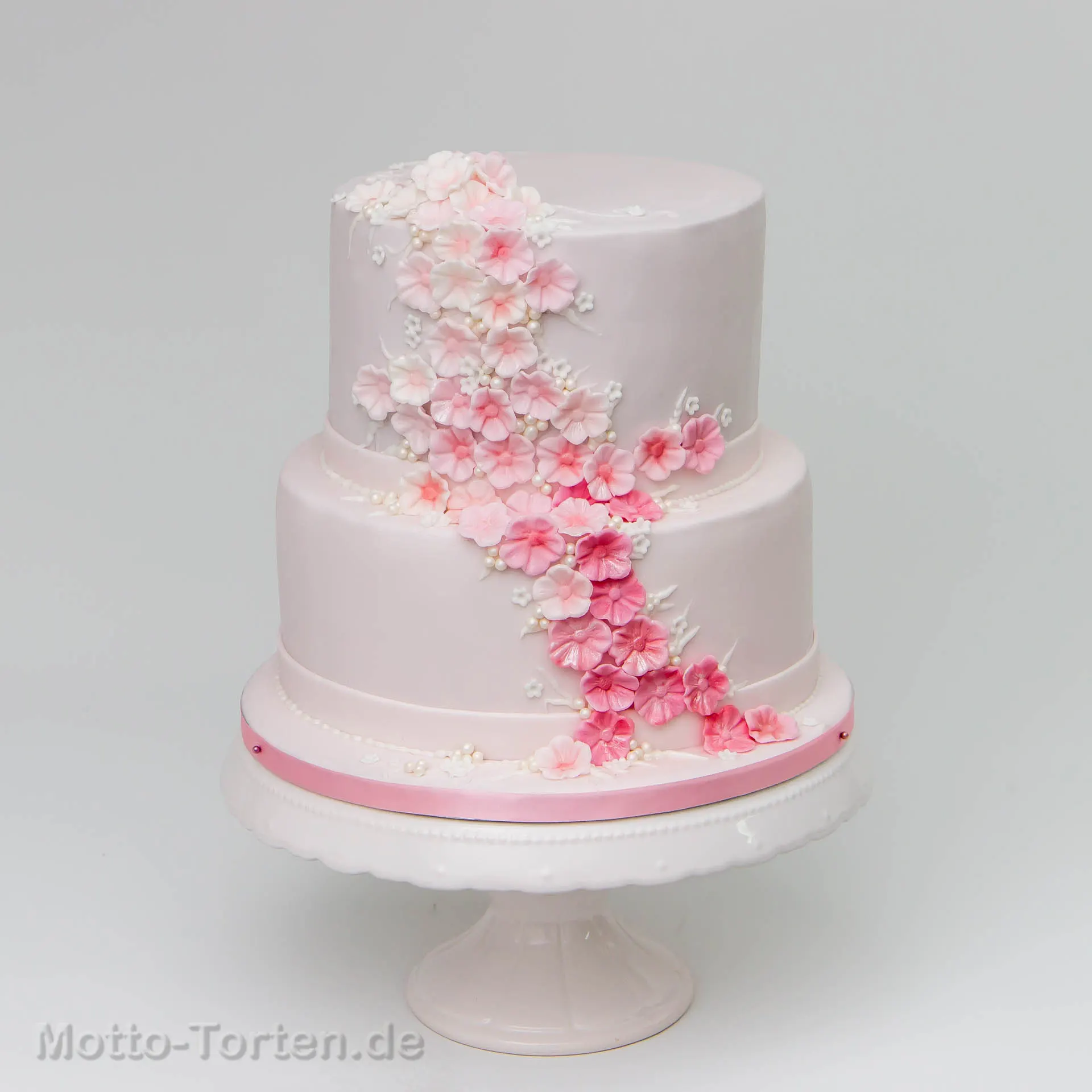Zweistöckige Konfirmationstorte mit rosa Blüten