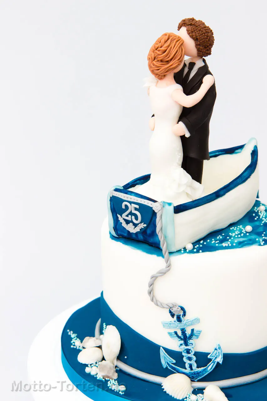 Detailaufnahme modelliertes Fondantbrautpaar