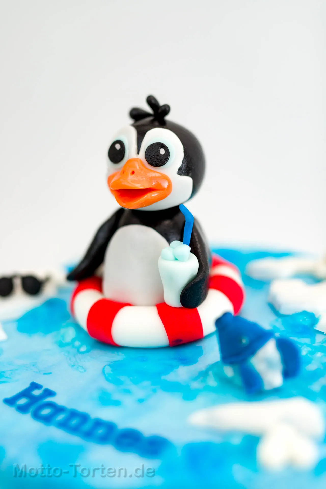 Babytorte mit modelliertem Pinguin – Ansicht 2