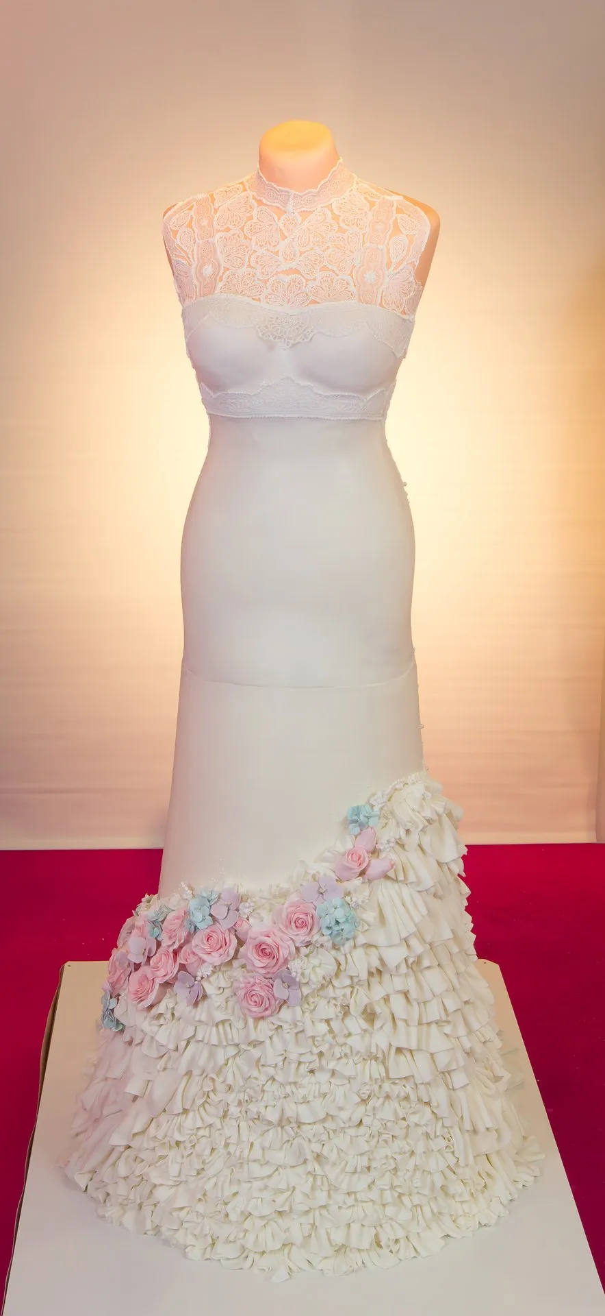 Lebensgroßes essbares Brautkleid aus Fondant, Icing, essbarer Spitze und Blütenpaste