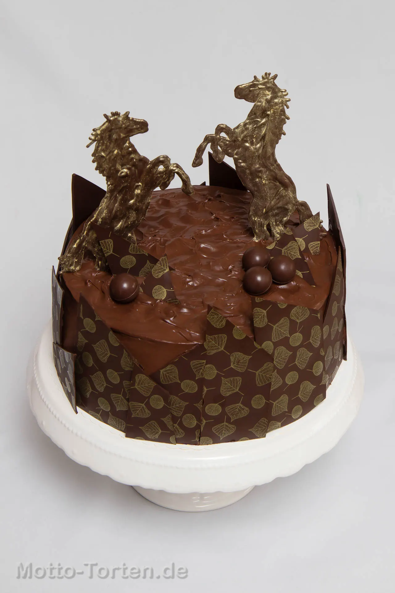 Schokosahne mit goldenen Schokoladenpferden
