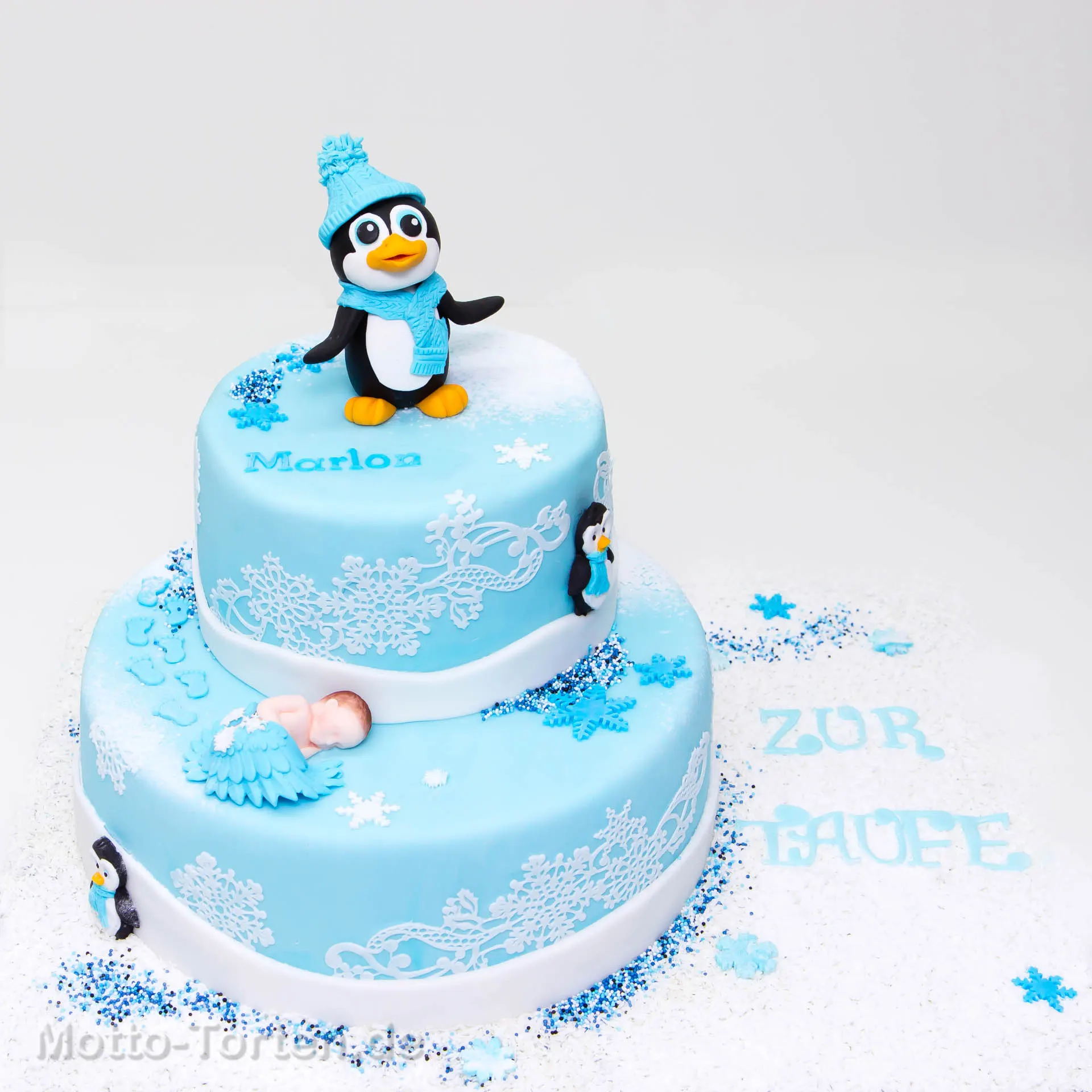 Zweistöckige Tauftorte mit Pinguinen