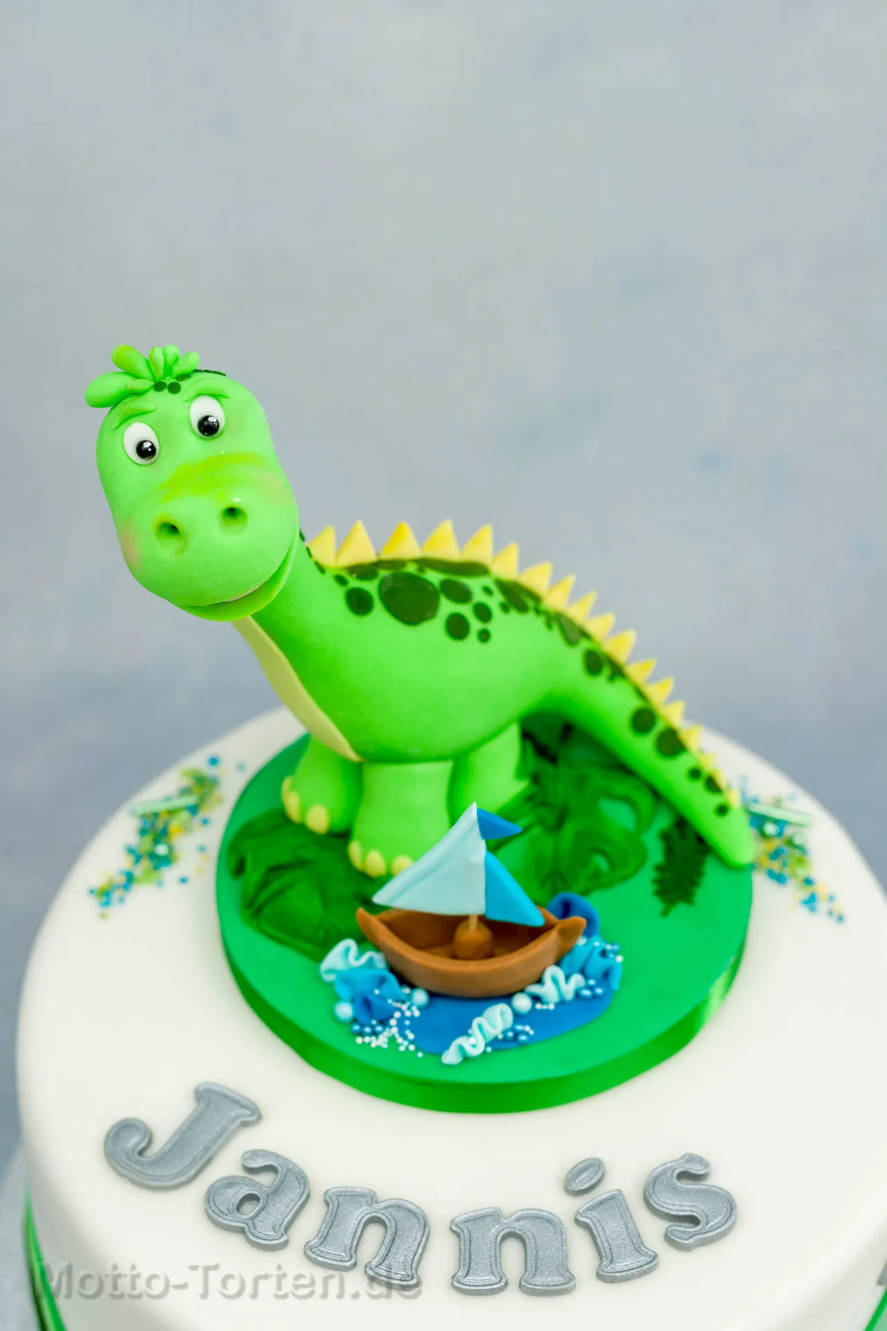 Tauftorte mit modelliertem Dinosaurier – Ansicht 2