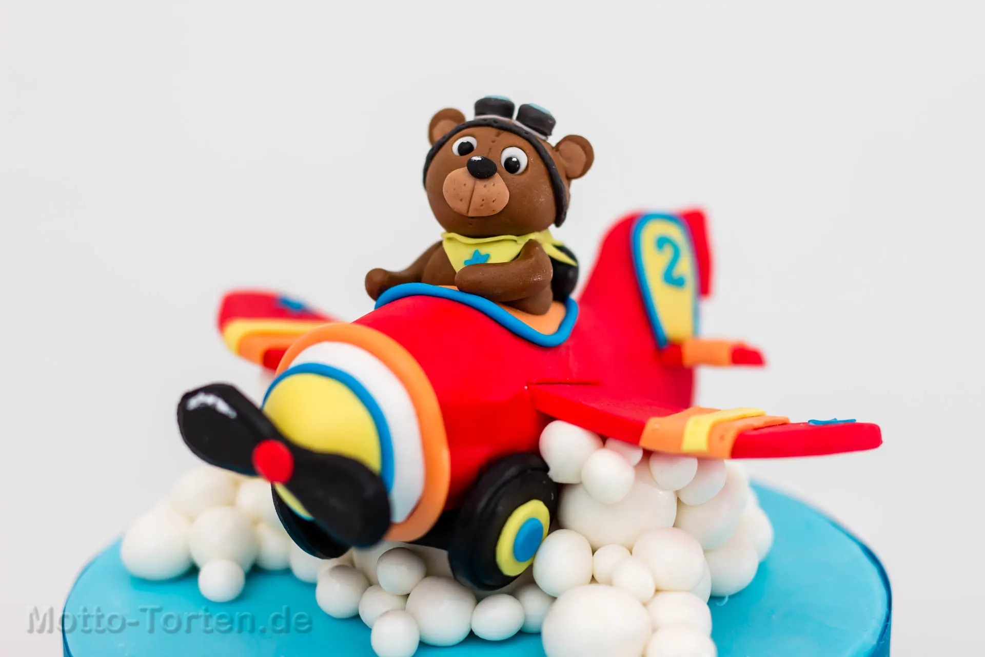 Teddybär aus Fondant modelliert