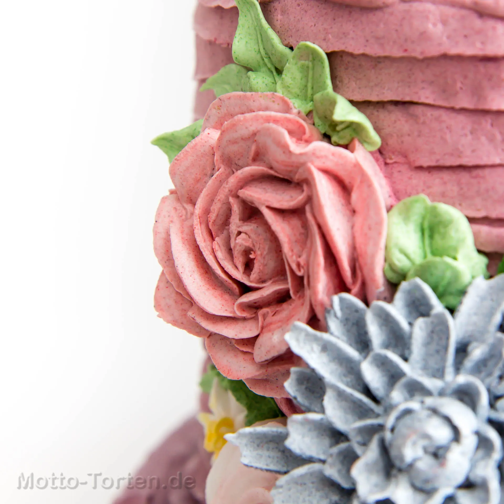 Vierstöckige Hochzeitstorte mit Buttercreme im Ombré-Farbverlauf von Beere bis Cremeweiß – Ansicht 2