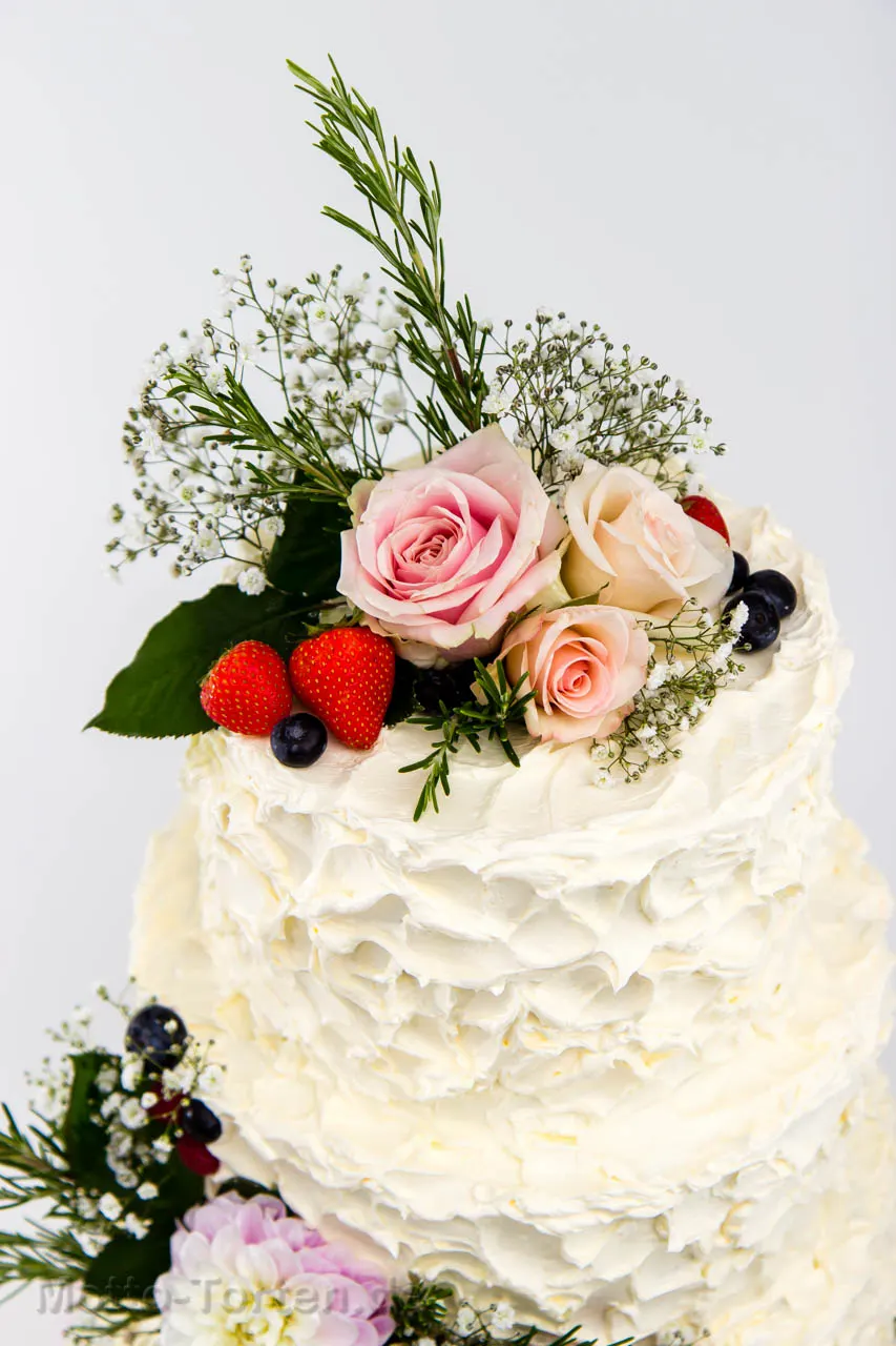 Dreistöckige Hochzeitstorte ohne Fondant