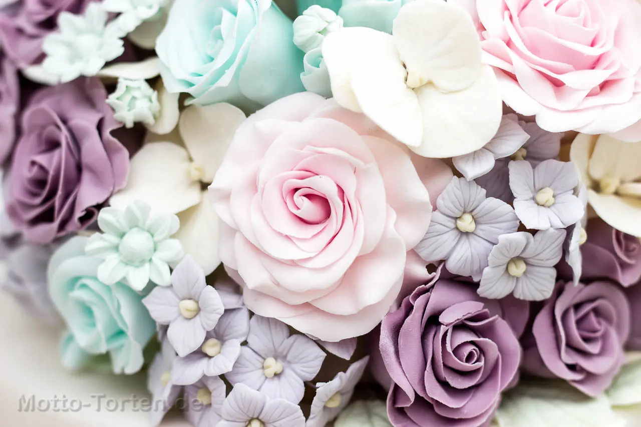 Vintage-Hochzeitstorte mit pastellfarbenem Blumenbukett – Ansicht 2