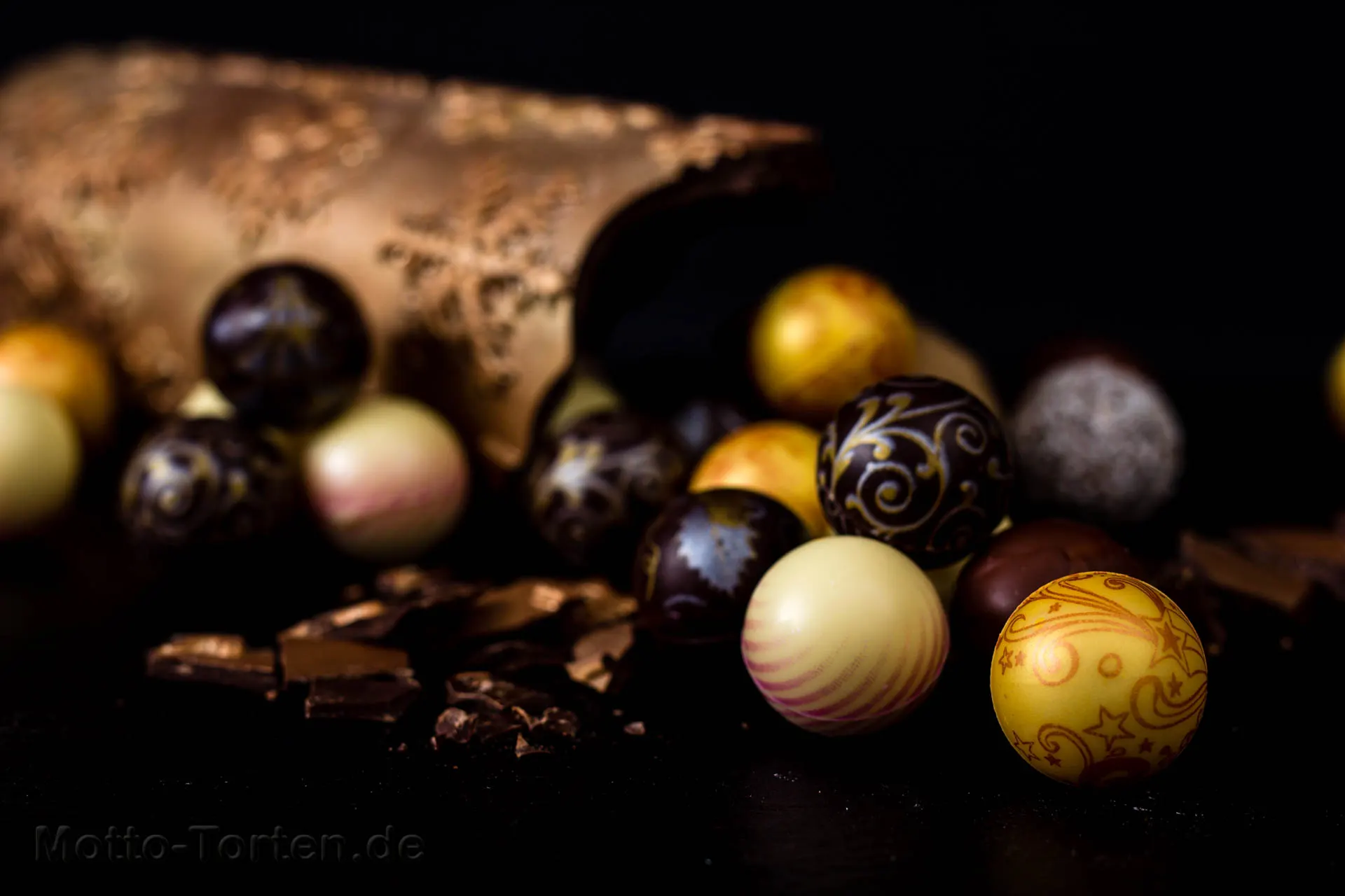 Pralinenmischung in selbst gegossener Bonboniere