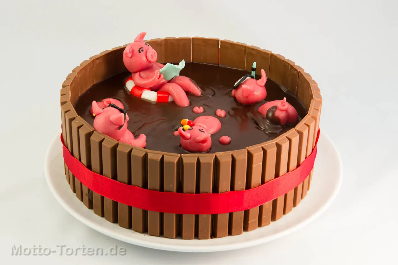 Humorvolle Torte mit modellierten Schweinen im Schlamm – Ansicht 2