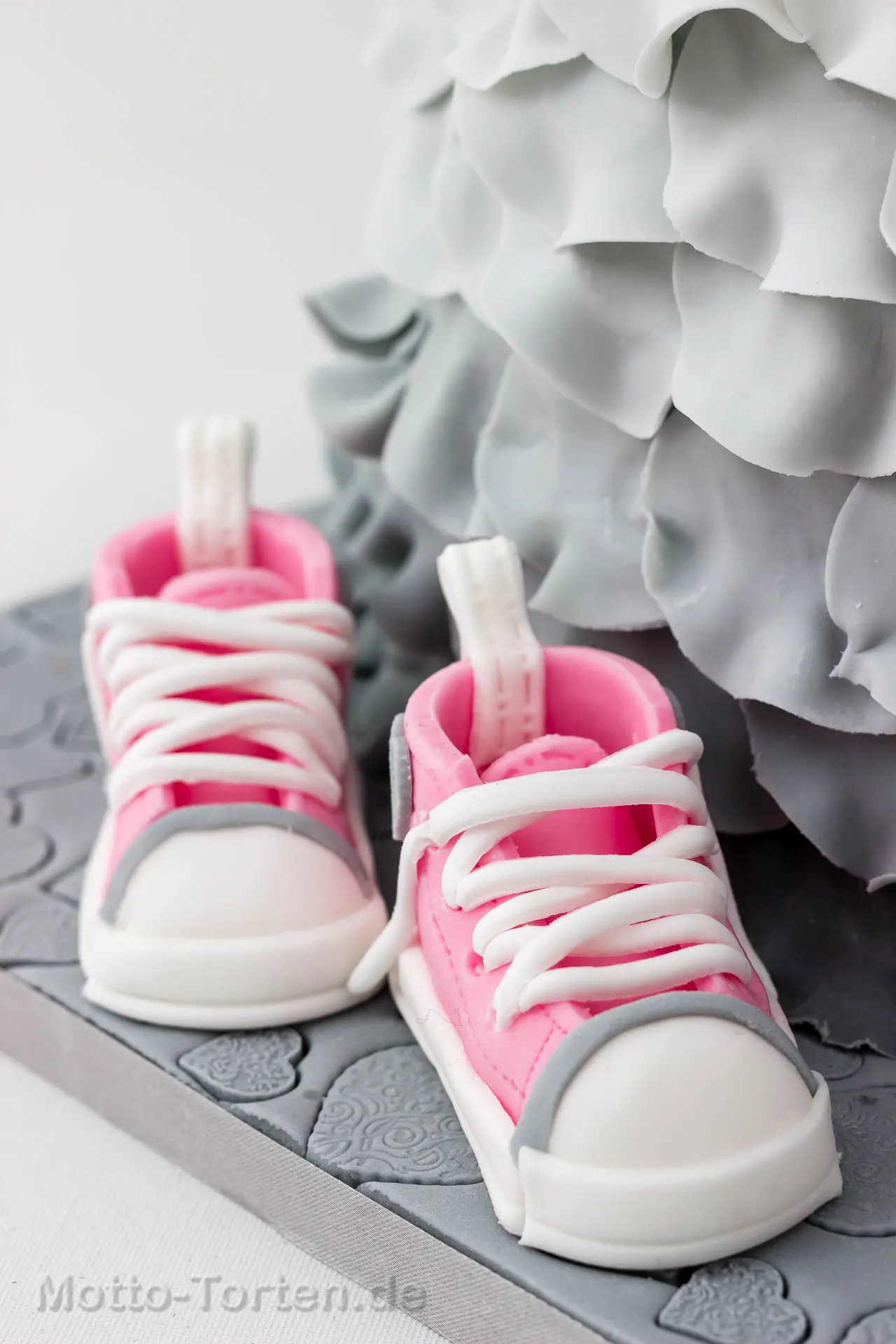 Rosa Babytorte mit modelliertem Elefanten – Ansicht 3