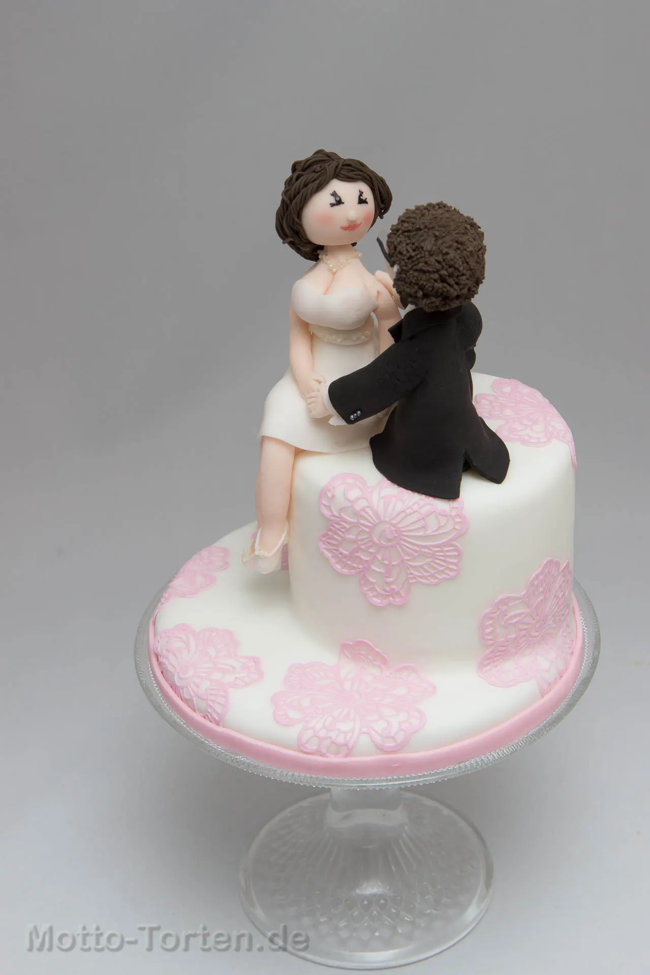 Verliebtes Brautpaar aus Fondant händchenhaltend