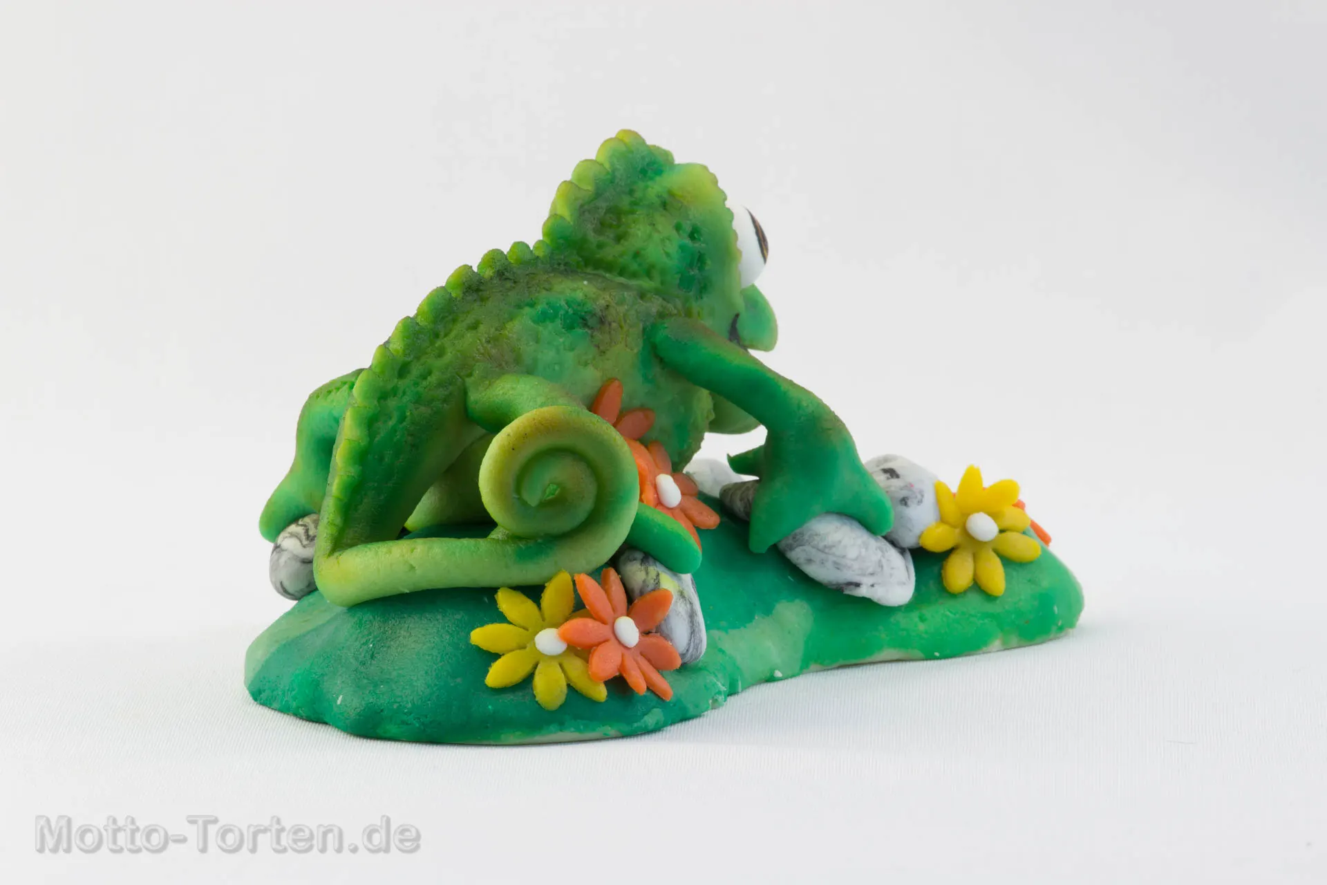 Handmodelliertes Chamäleon aus Fondant mit strukturierter Haut und eingerolltem Schwanz – Ansicht 3