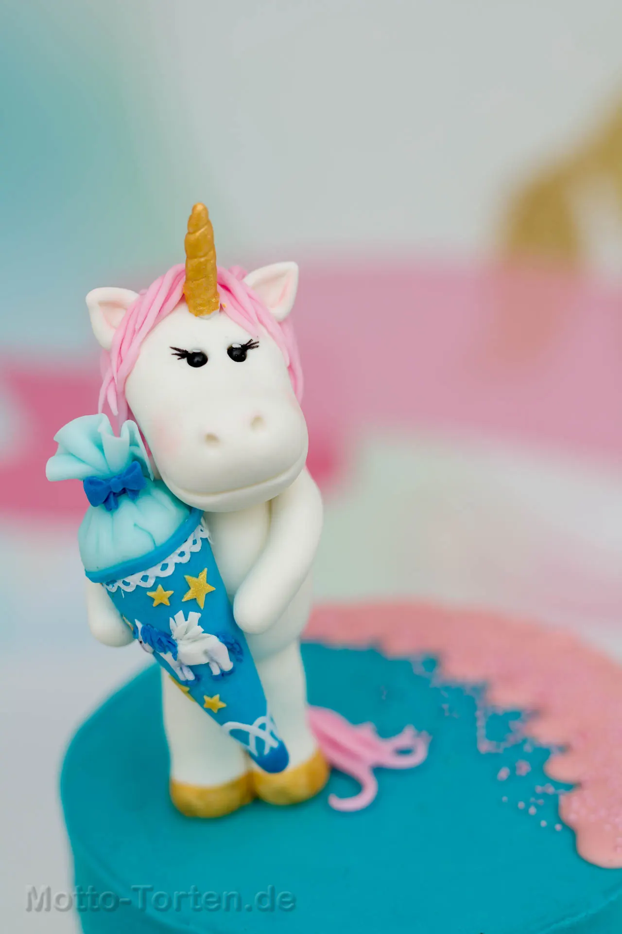 Fondantfigur Einhorn mit Schultüte