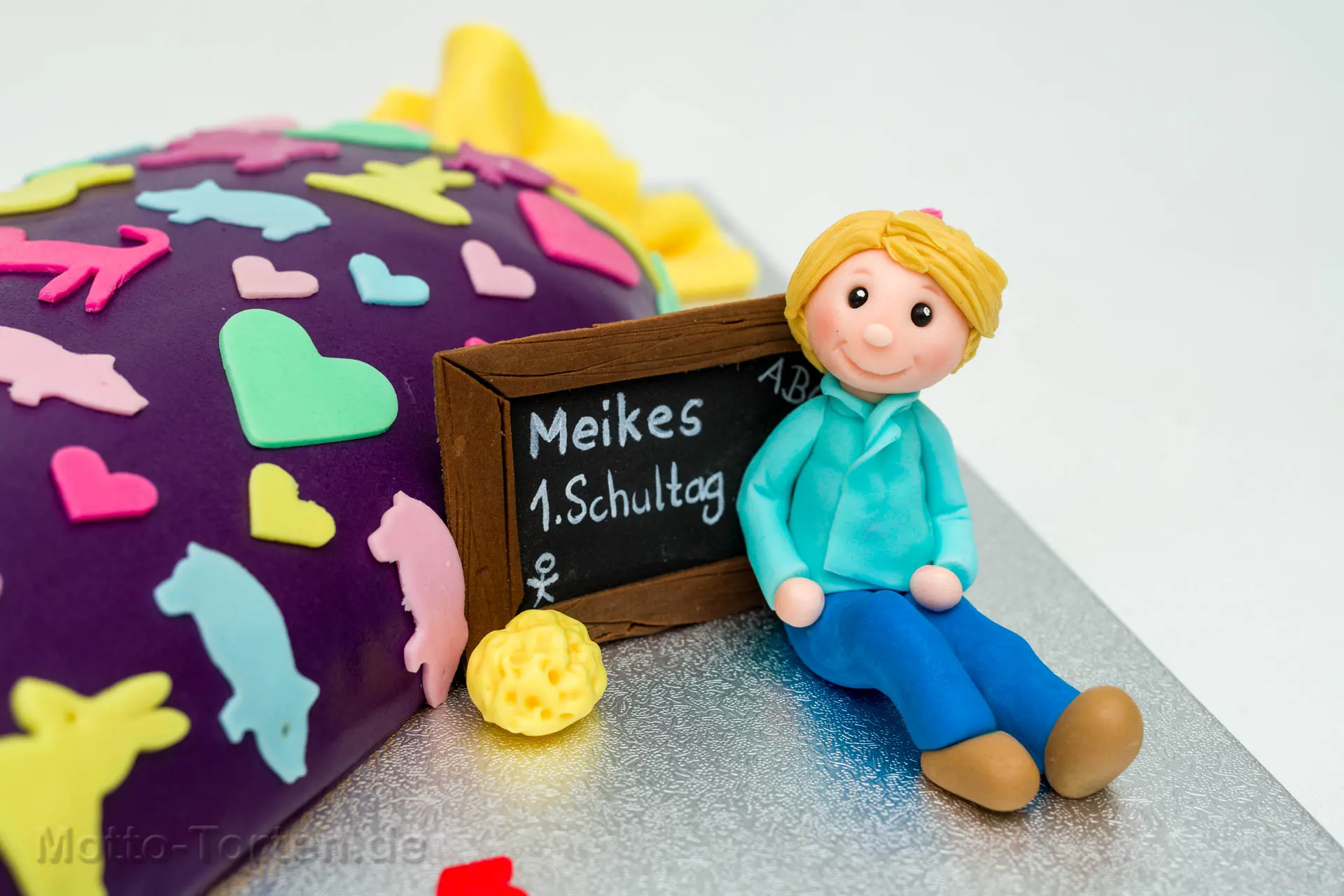 Tafel und Figur von nahem