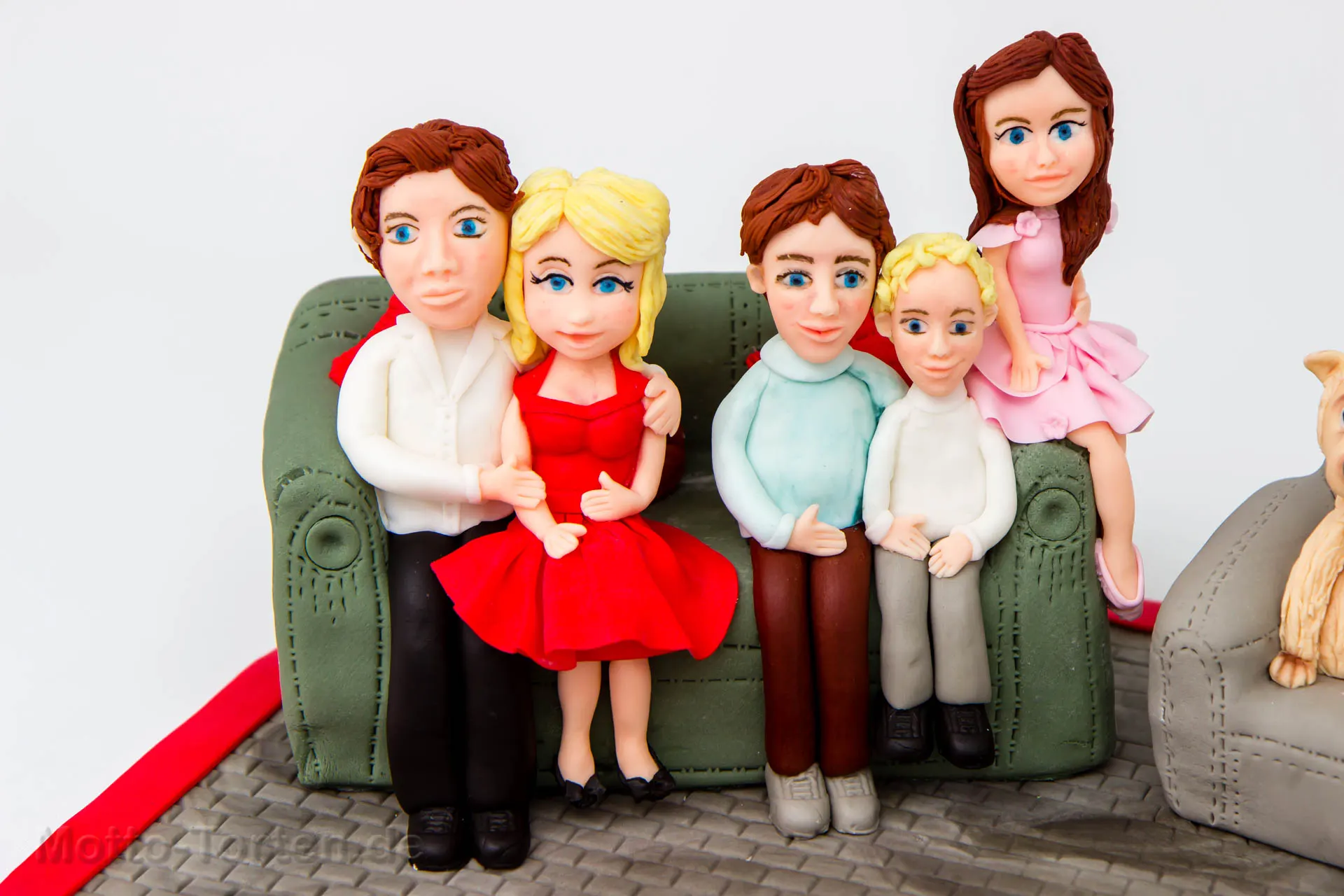 Familie aus Fondant auf Sofa