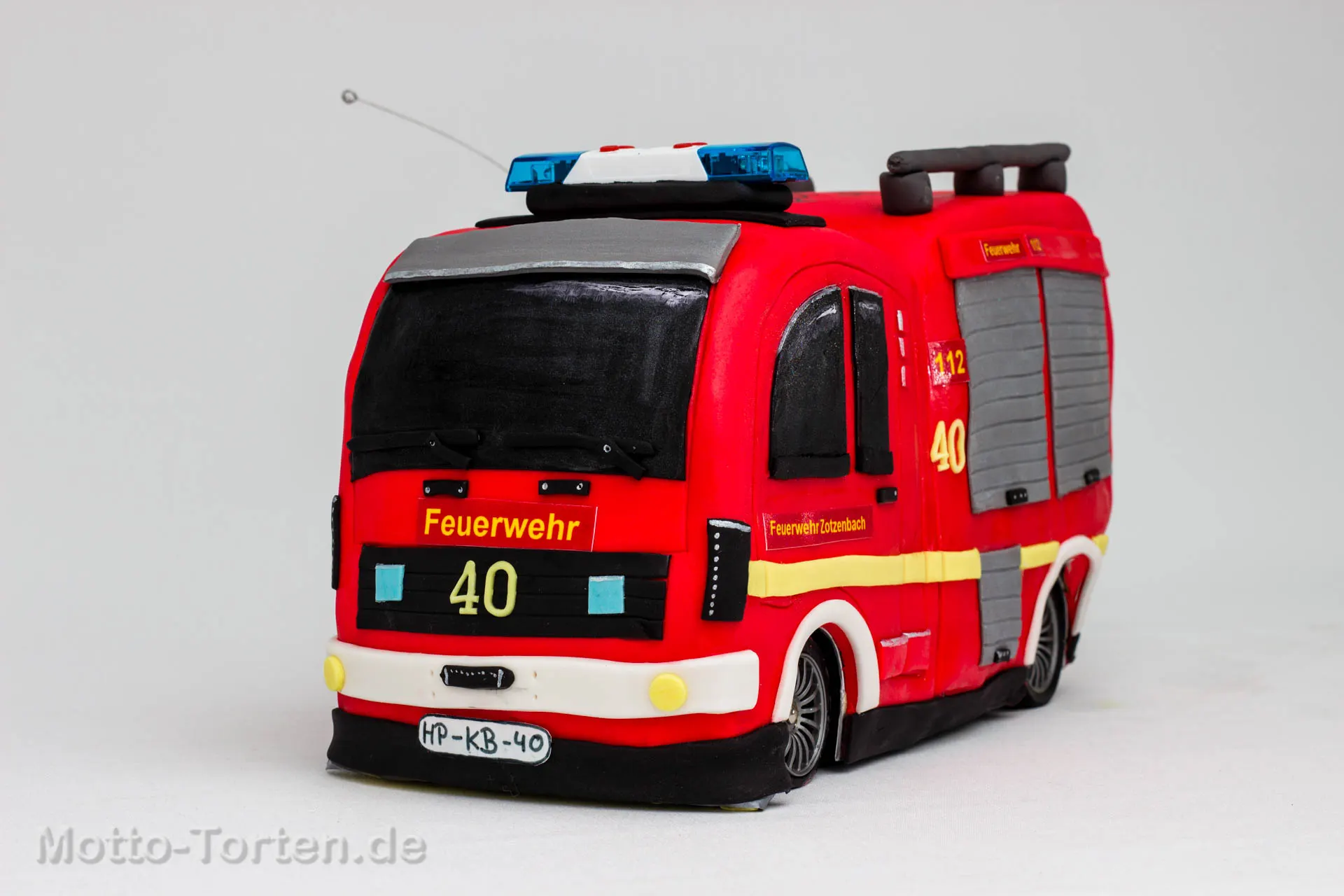 Front mit Kennzeichen und Kennnummer