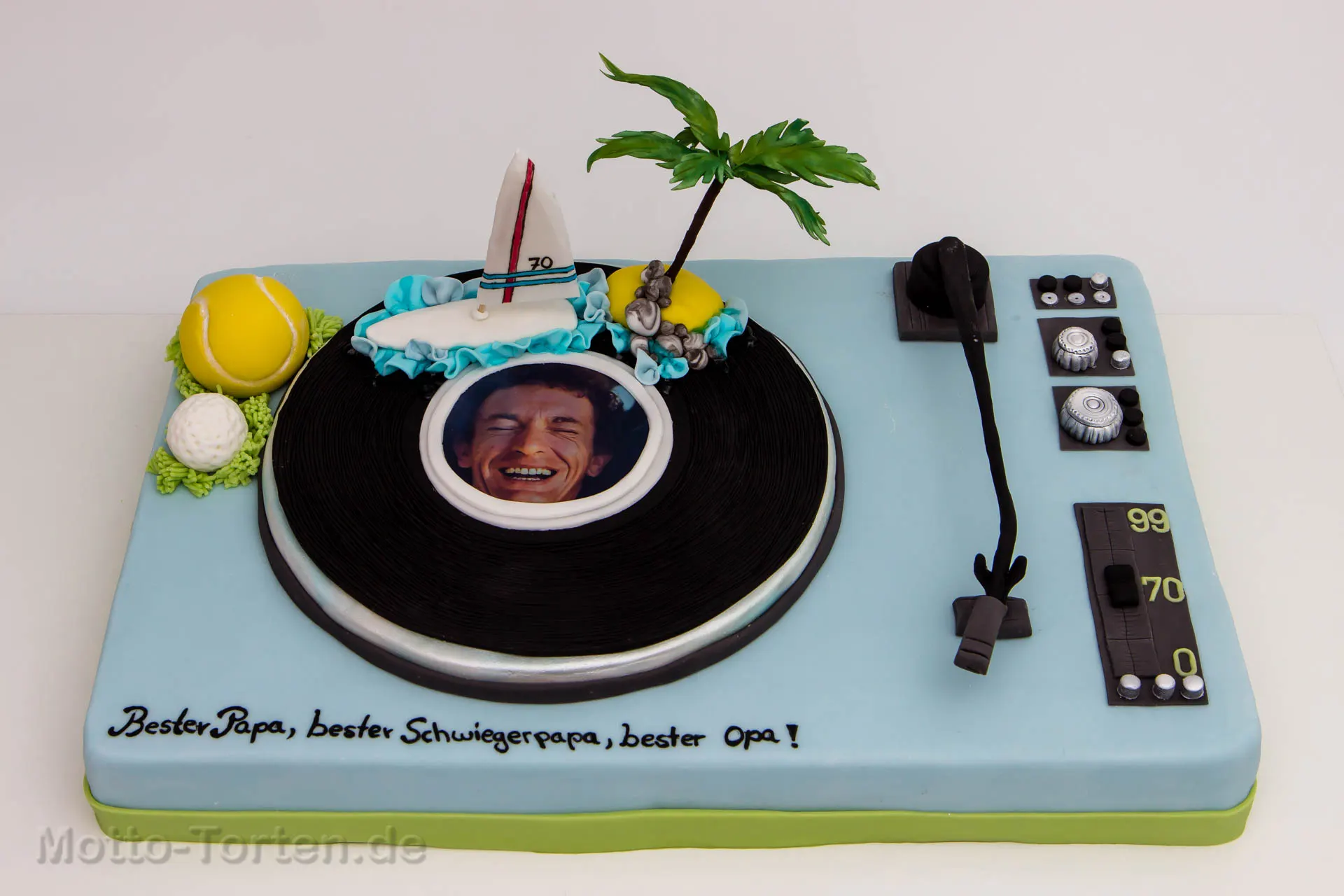 Geburtstagstorte zum 70. mit Palmen, Surfbrett, Golfball und Tennisball aus Fondant
