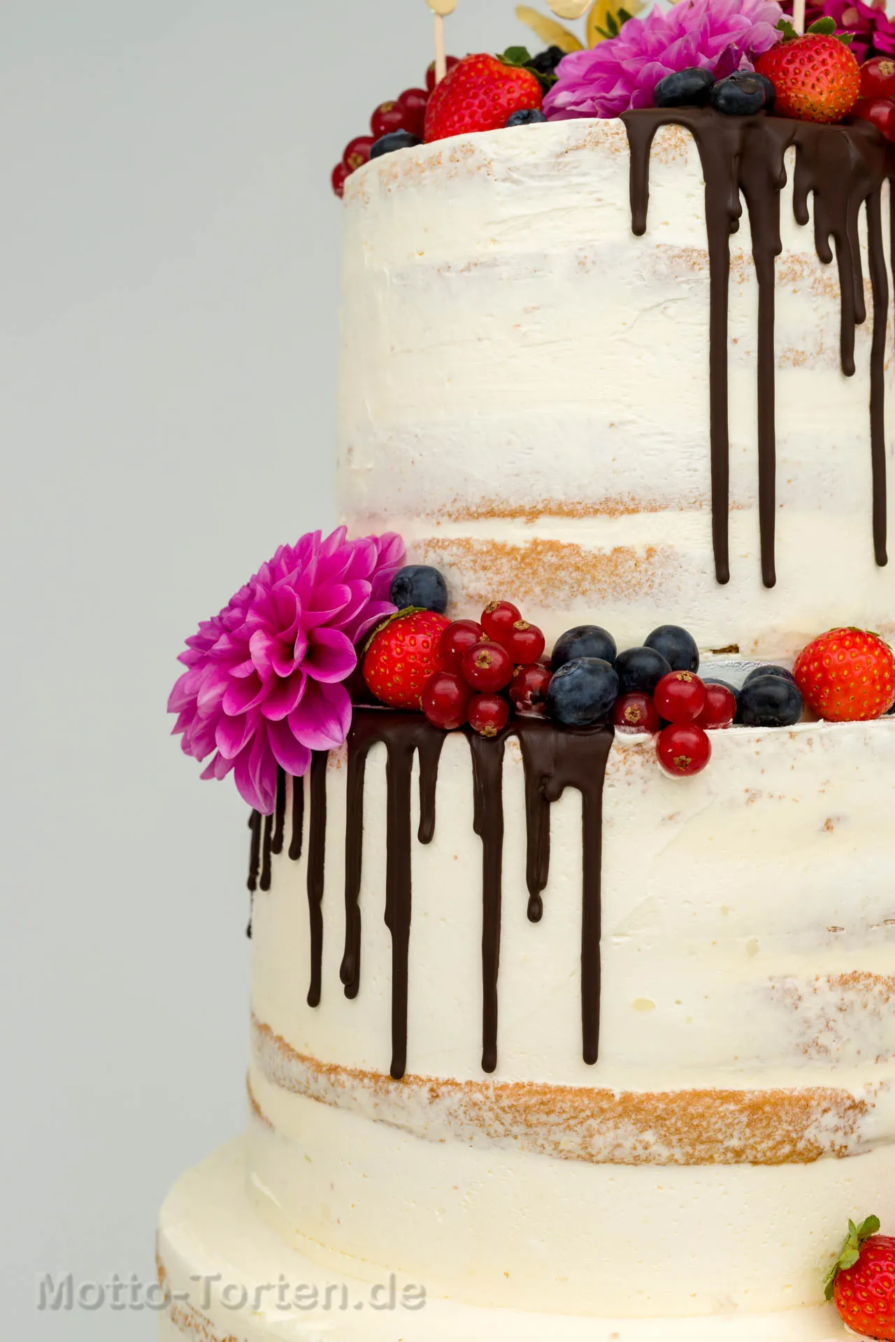 Hochzeitstorte mit Sahnefüllungen und Moussefüllung