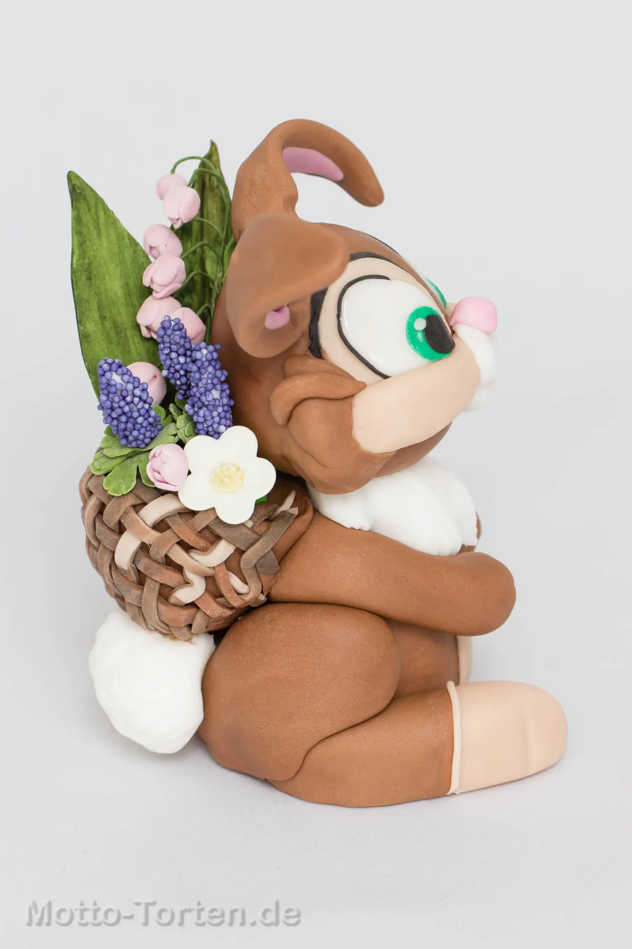 Osterhase mit Blumenkorb