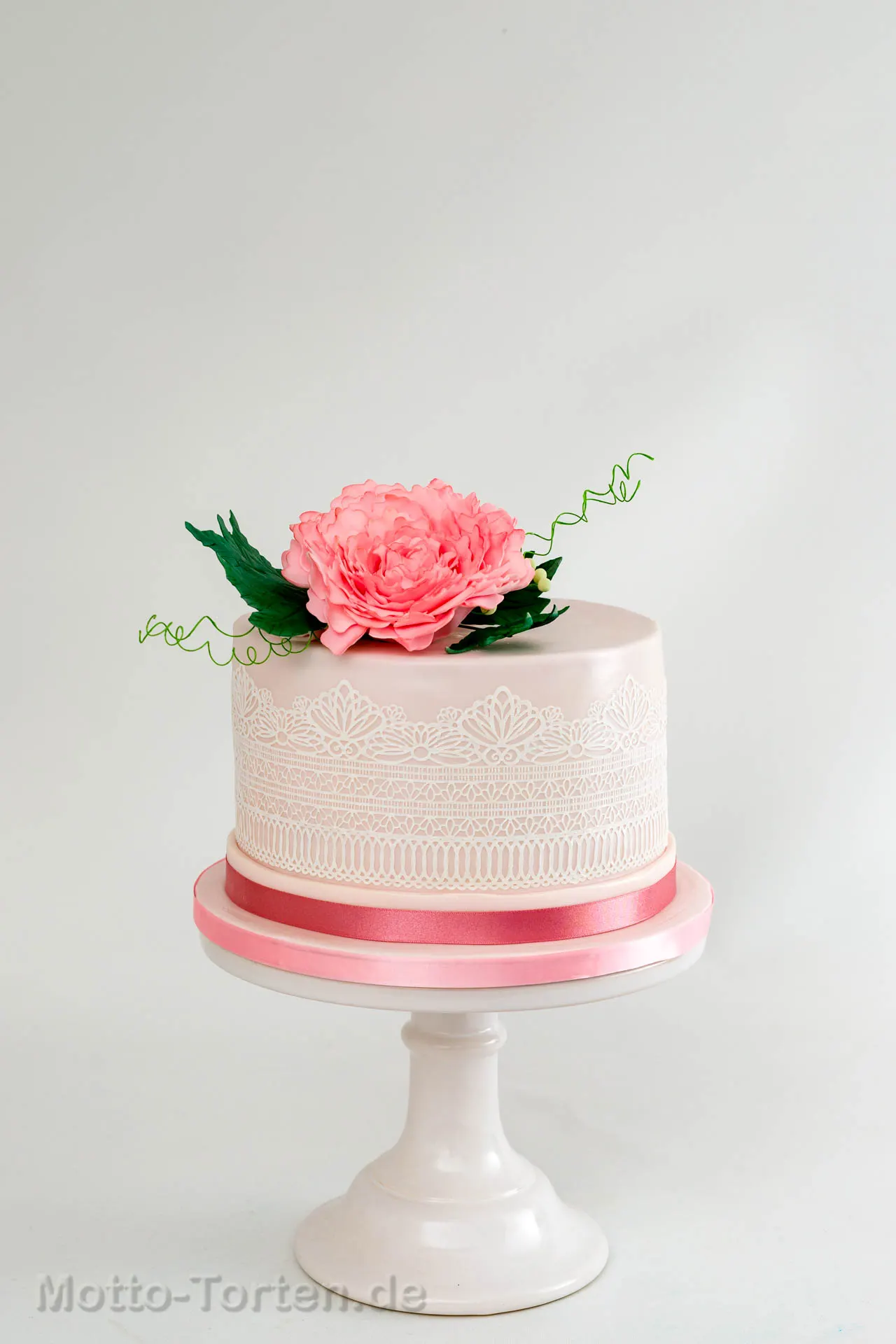Geburtstagstorte in rose mit modellierter Pfingstrose