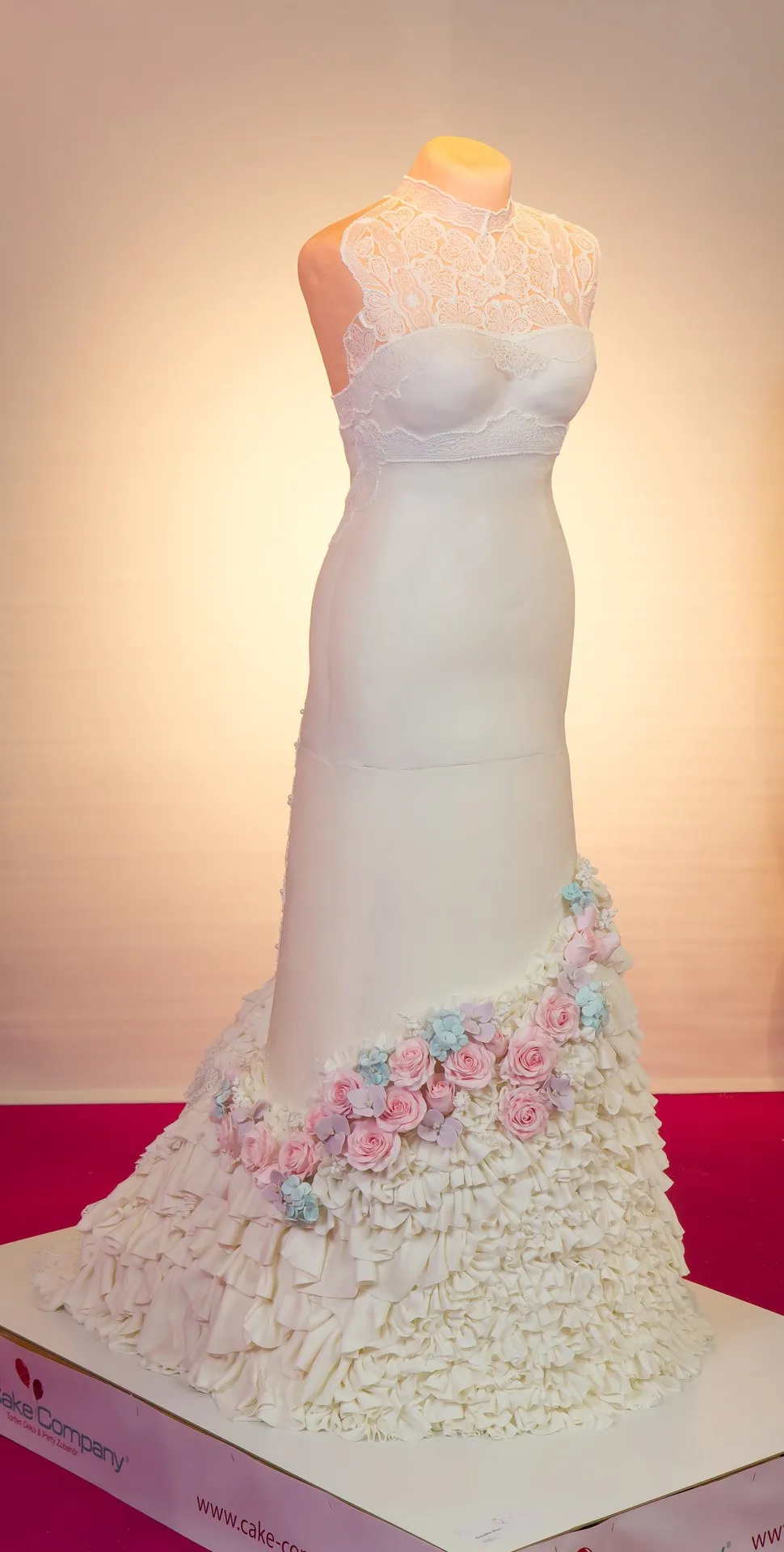 Essbares Brautkleid aus Rollfondant, Blütenpaste, essbares Spitze und Icing