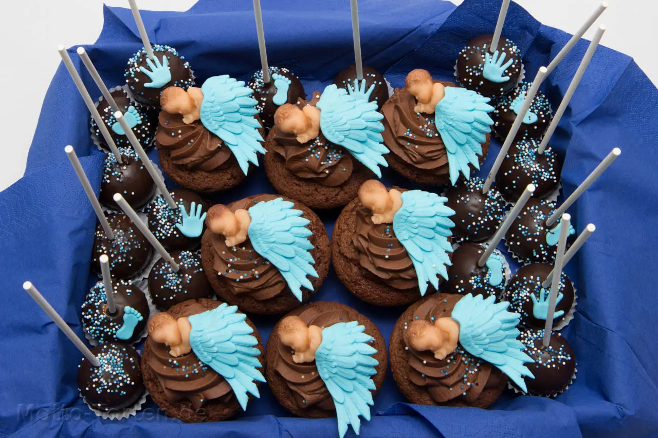 Cupcakes und Cakepops zur Taufe