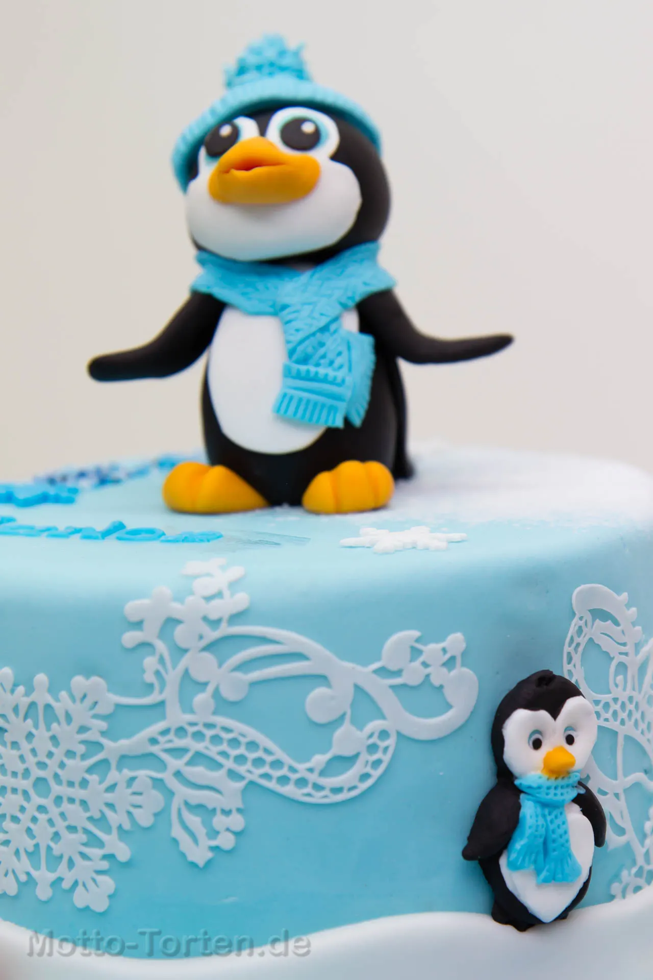 Tortendeko Pinguin im Schnee