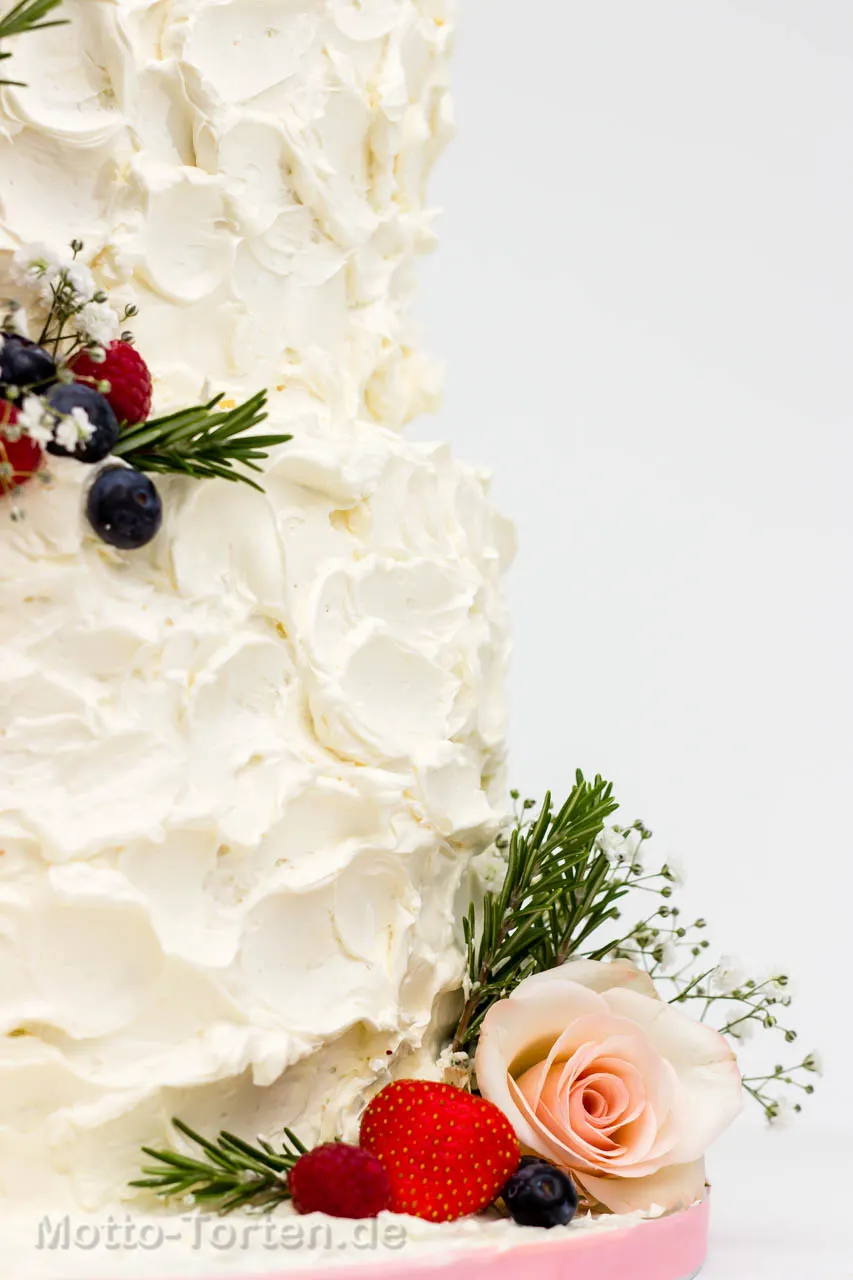 Muster aus Buttercreme auf der Hochzeitstorte