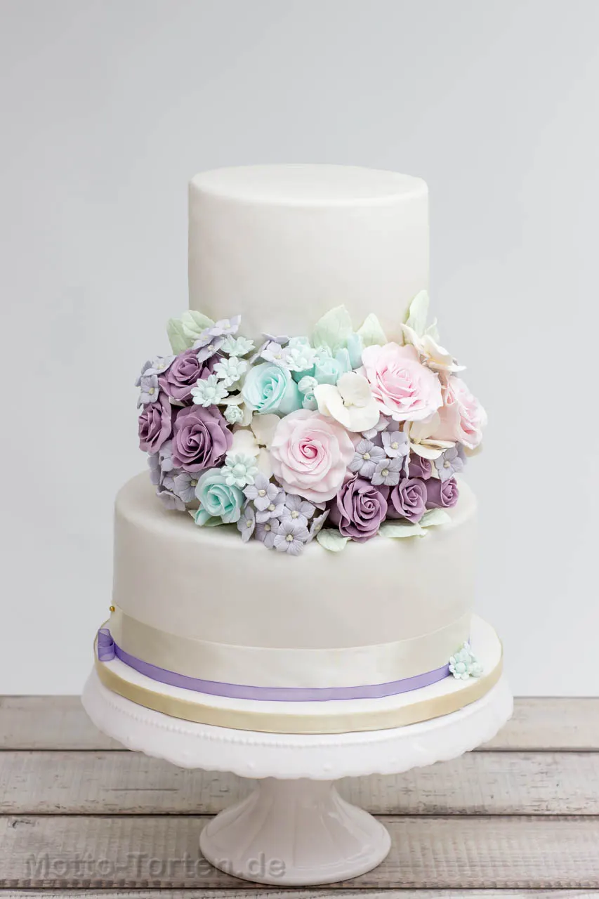 Vintage Hochzeitstorte mit vielen Blüten