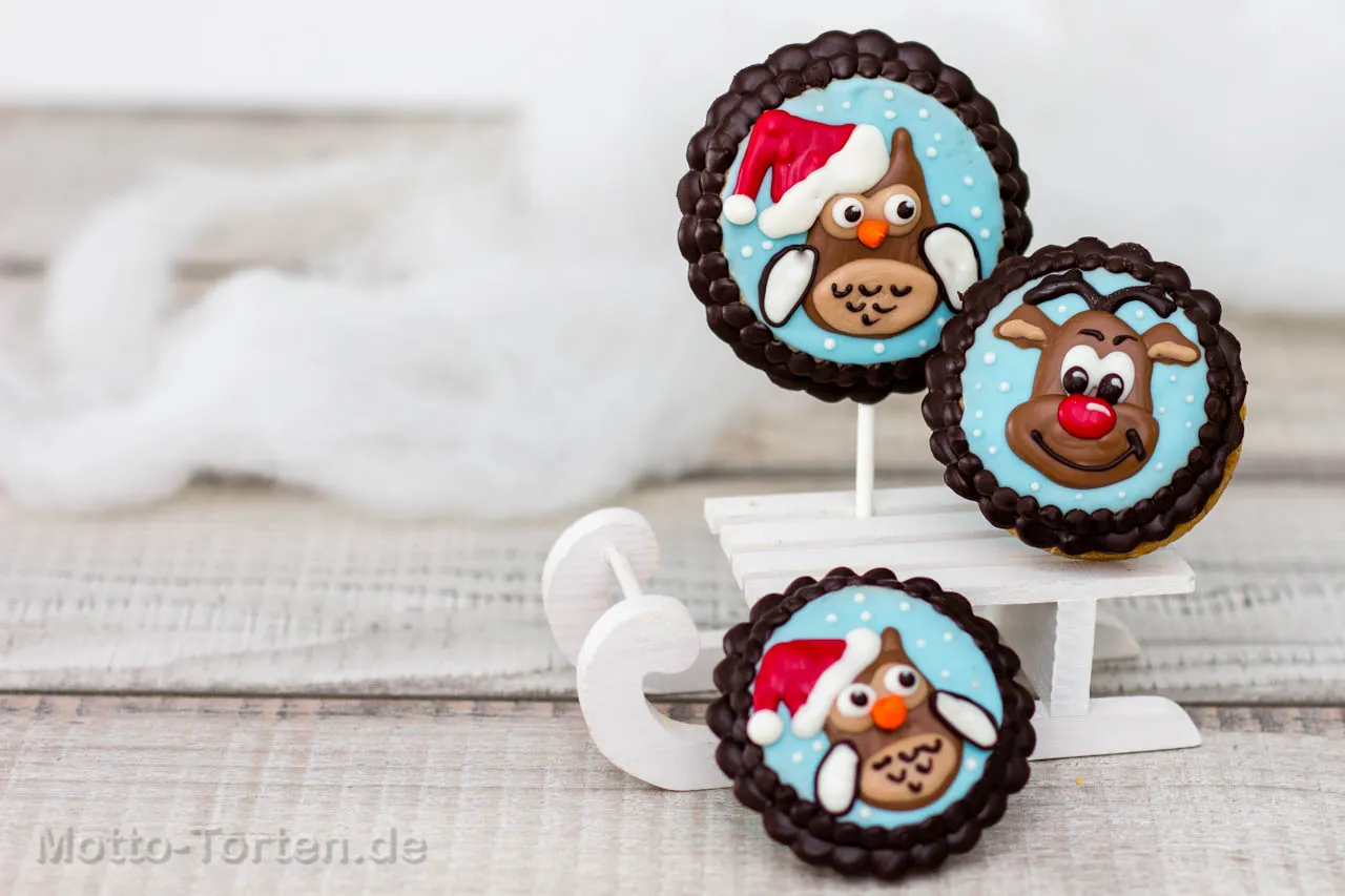 Weihnachtscookies mit bunter Schokolade