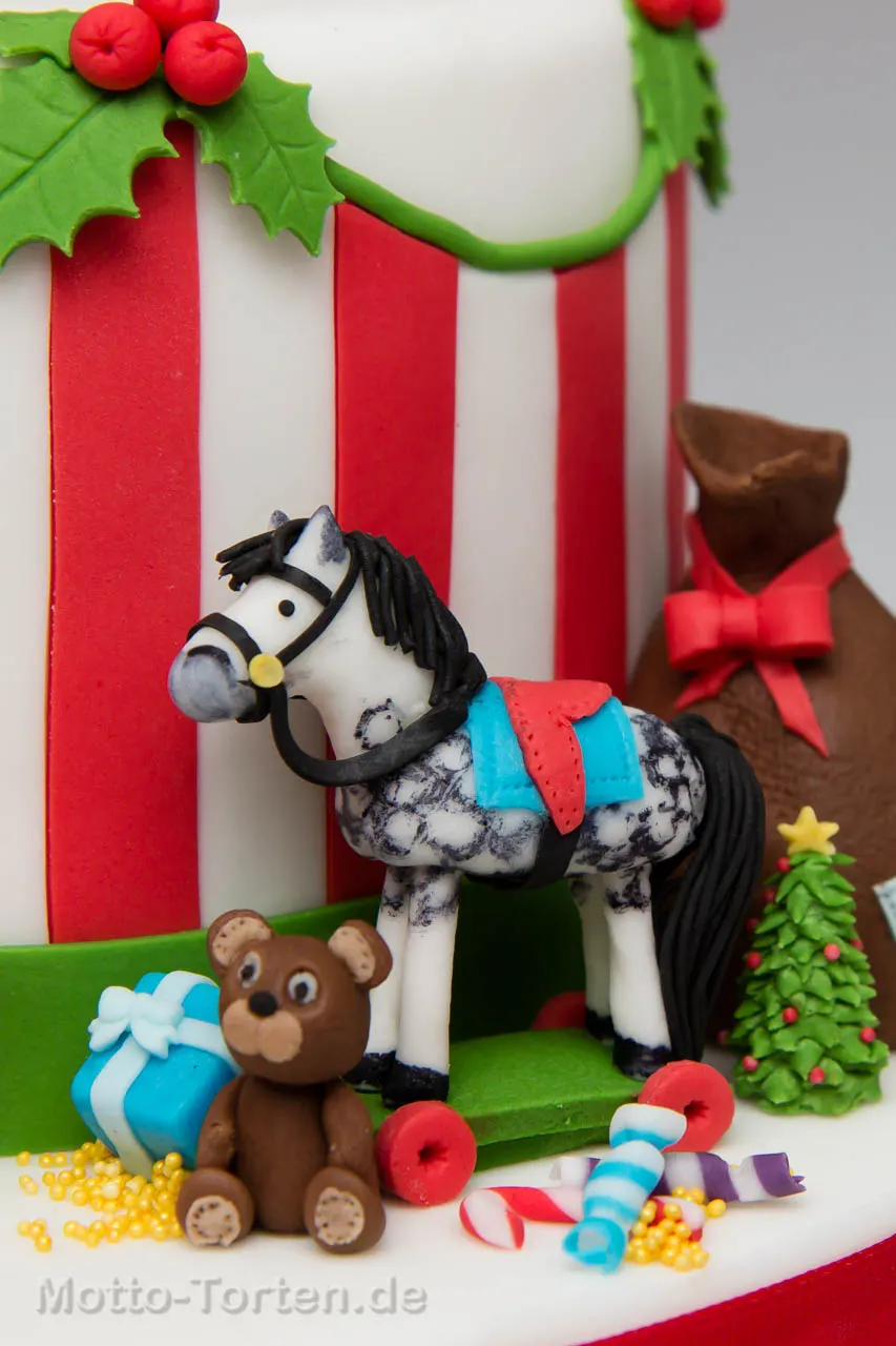 Detail der Weihnachtstorte: modellierter Weihnachtsmann im grünen Sessel, daneben seine Stiefel und ein gedecktes Tischchen – Ansicht 3