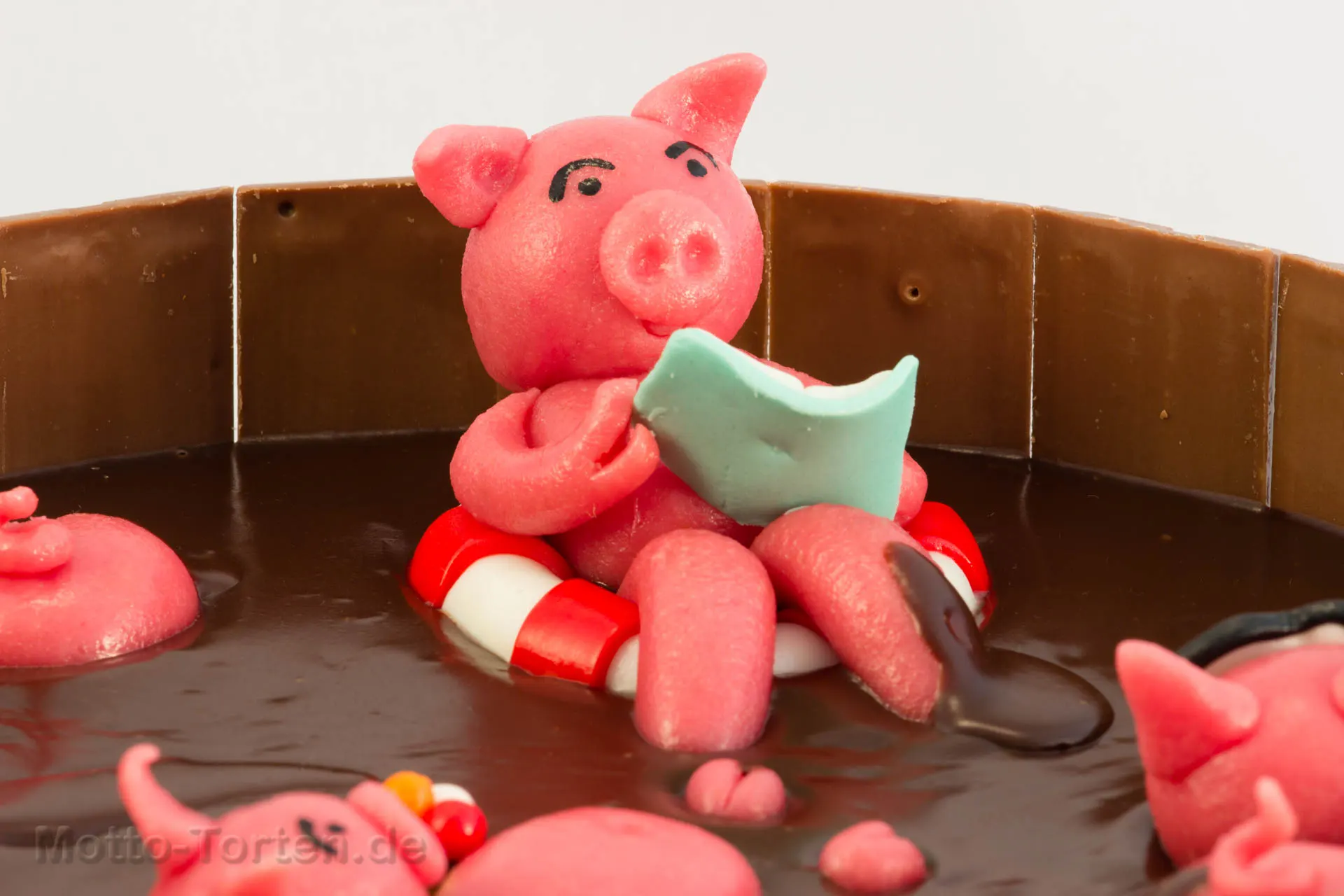 Humorvolle Torte mit modellierten Schweinen im Schlamm – Ansicht 3